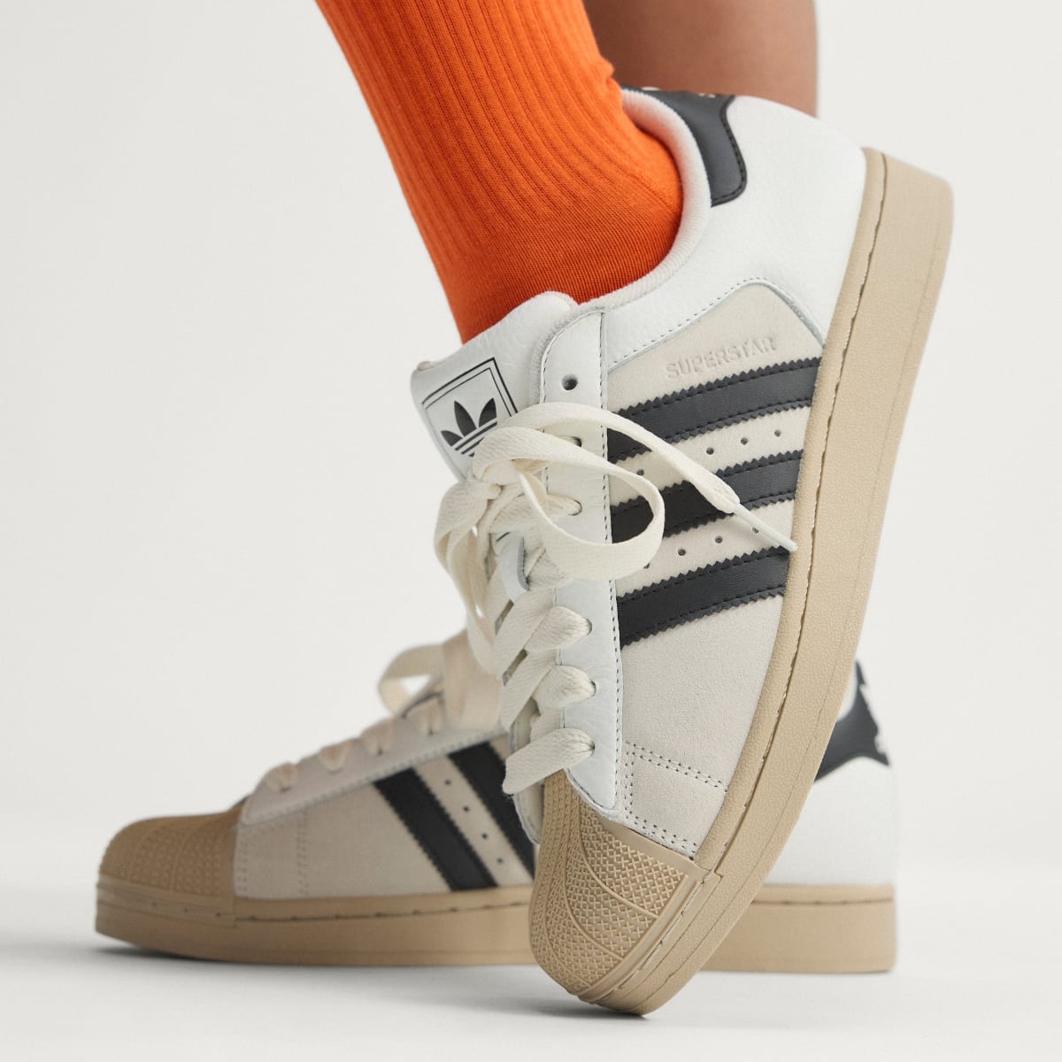 Tenis casuales unisex color blanco y negro - vista 5