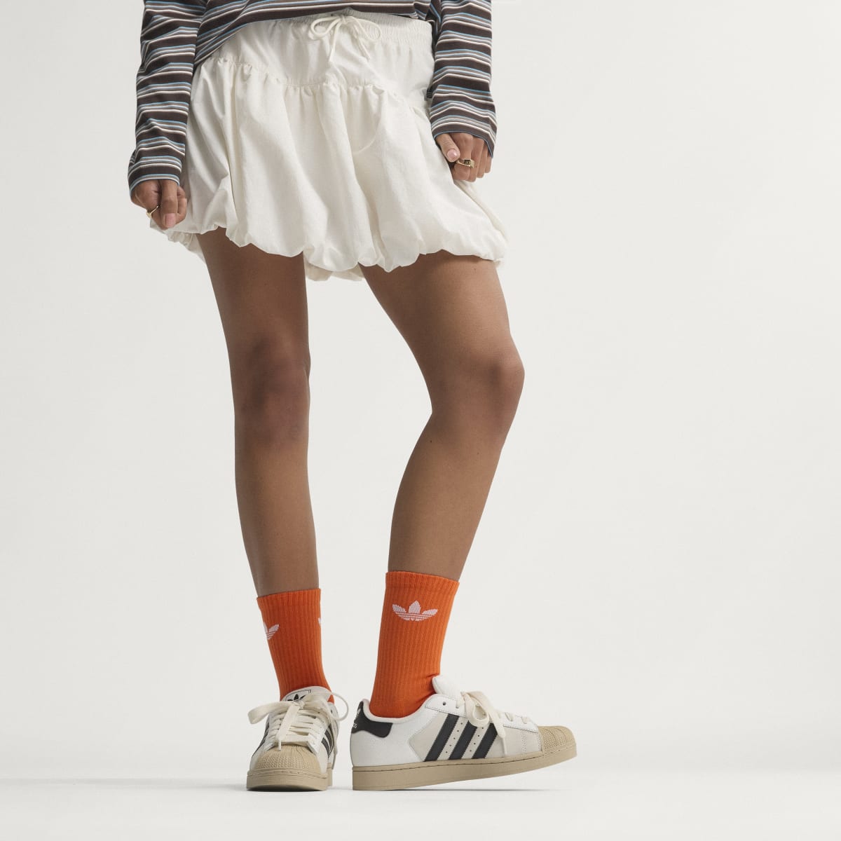 Tenis casuales unisex color blanco y negro - vista 7