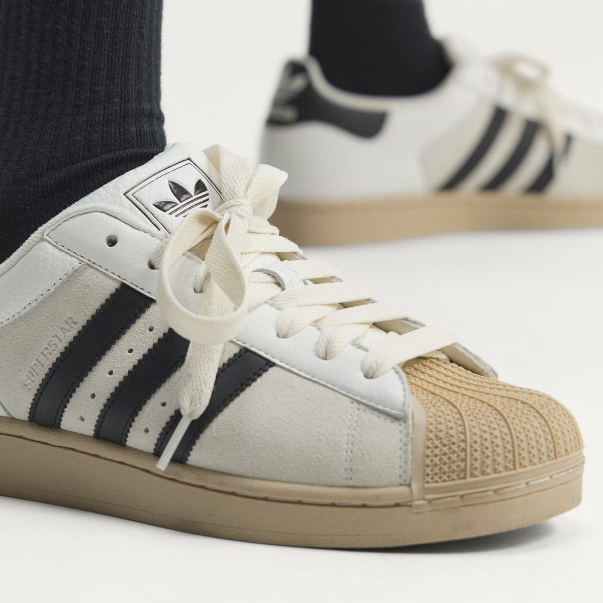 Tenis casuales unisex color blanco y negro - vista 8