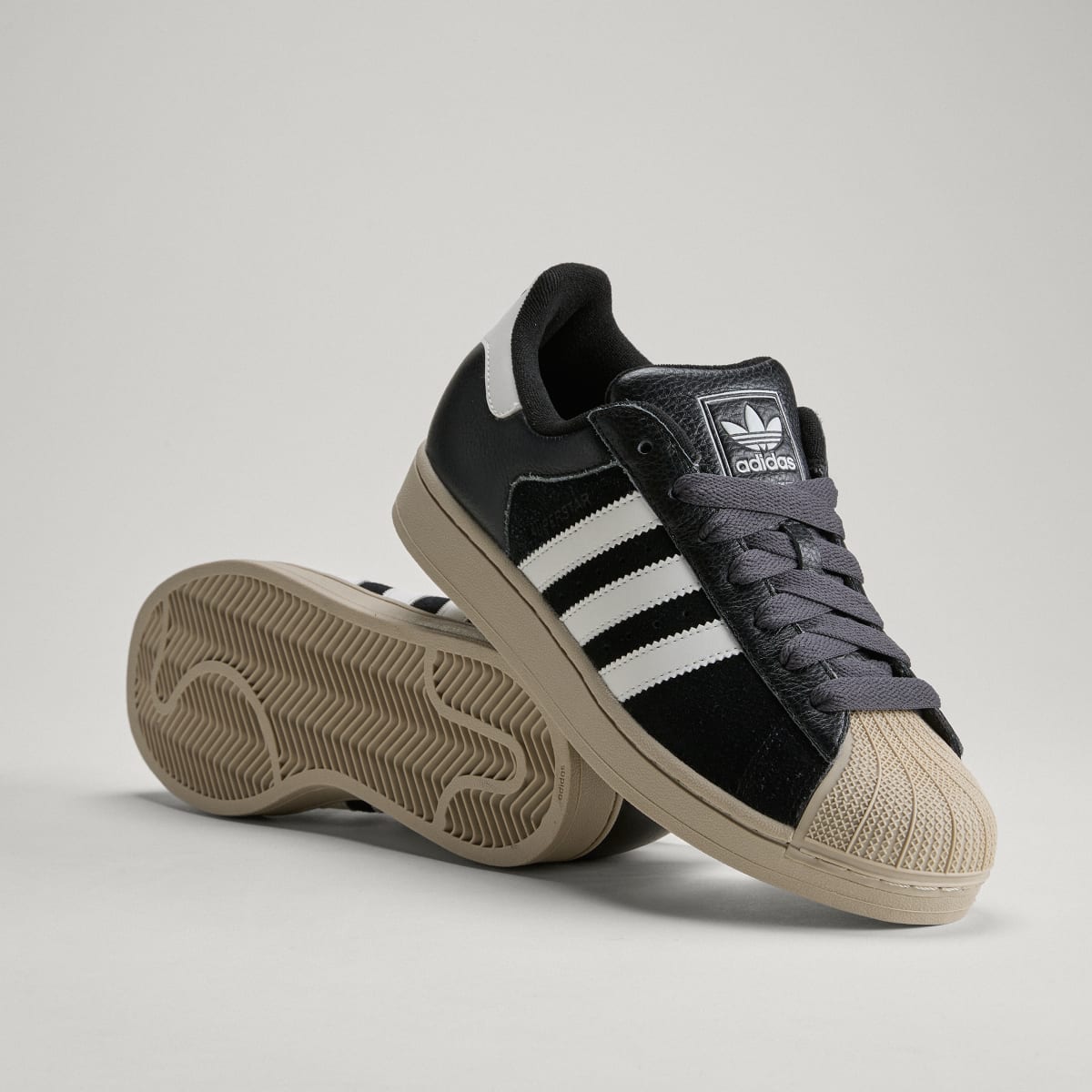 Tenis casuales unisex color negro y blanco - vista 1