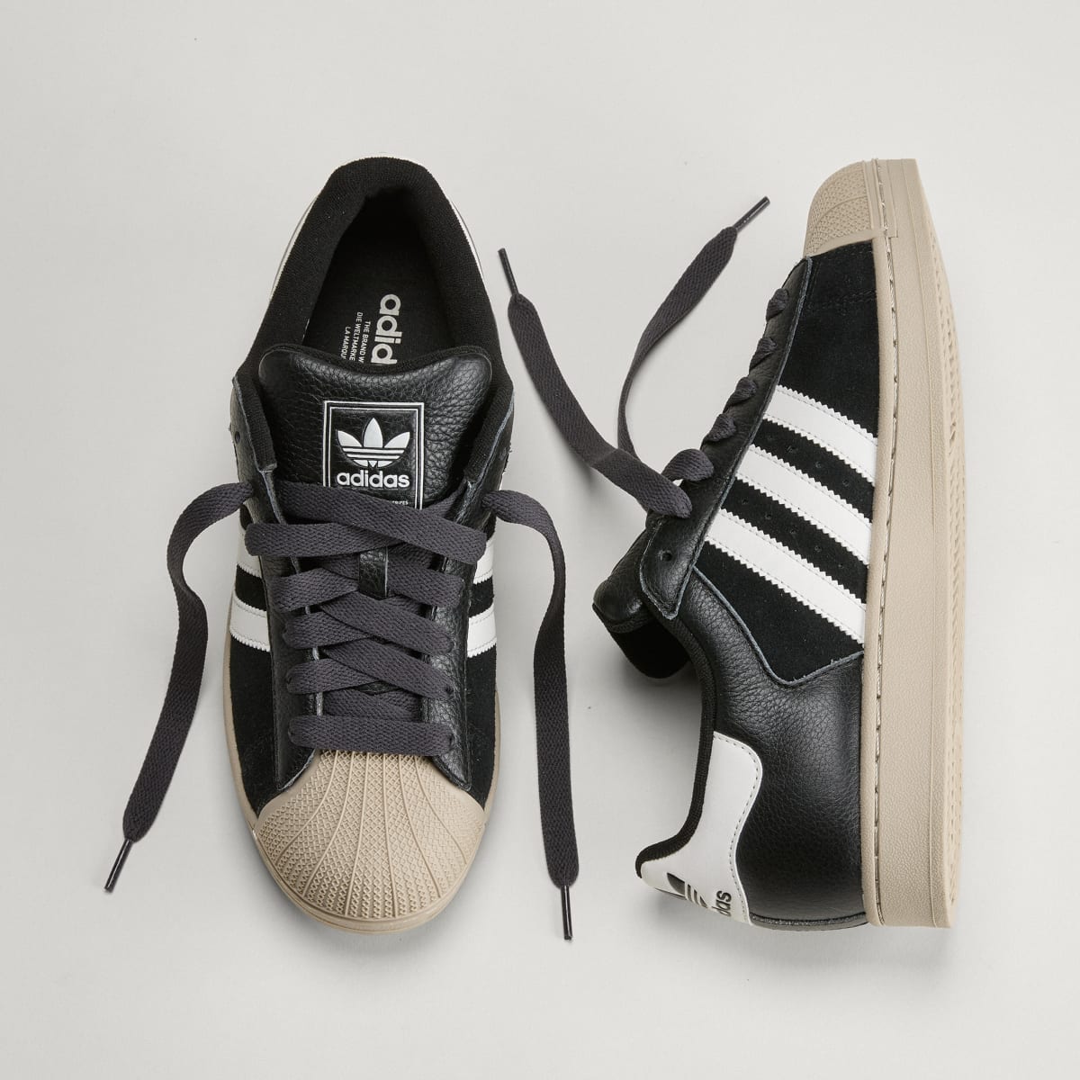 Tenis casuales unisex color negro y blanco - vista 4