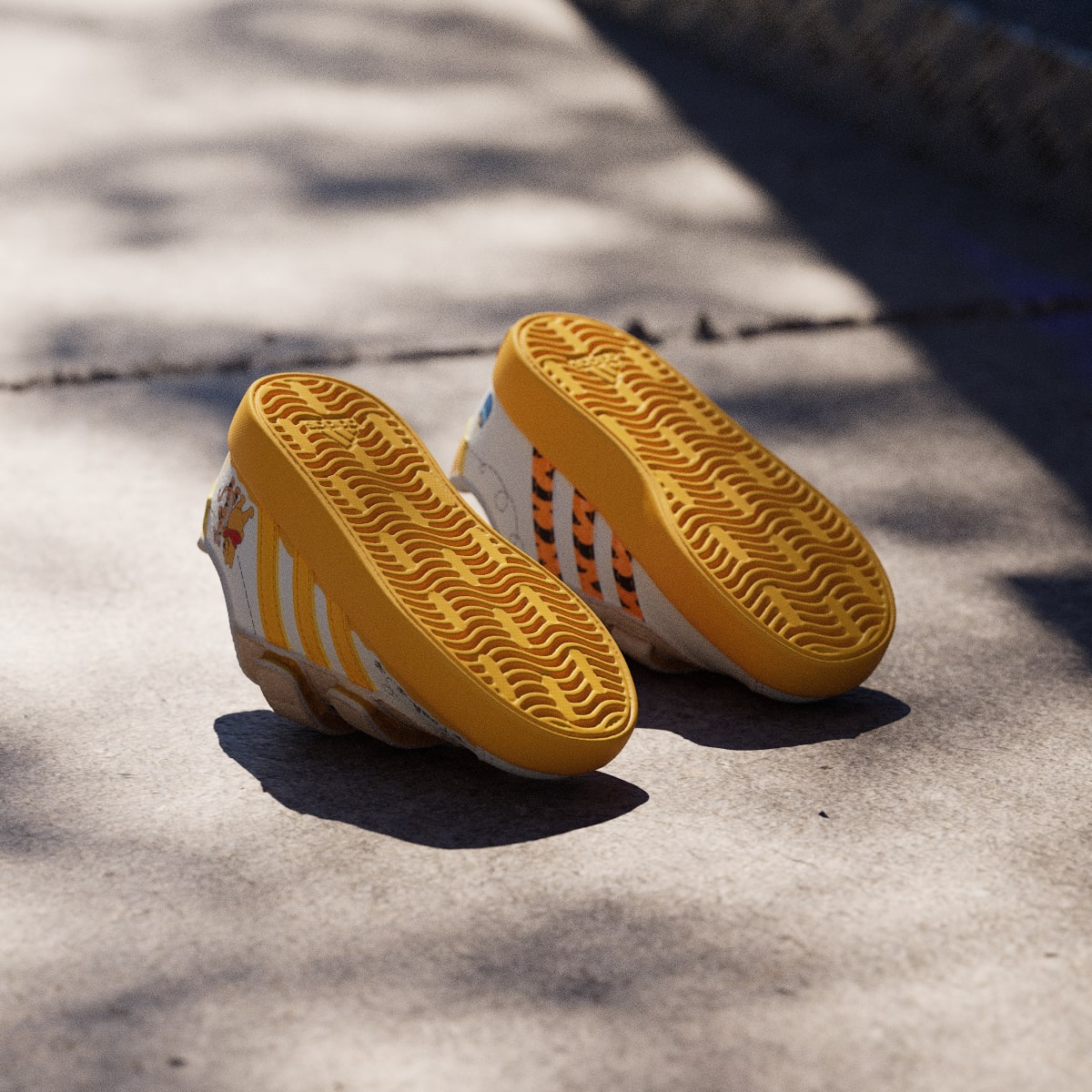 Tenis casuales para niños color blanco y amarillo - vista 3