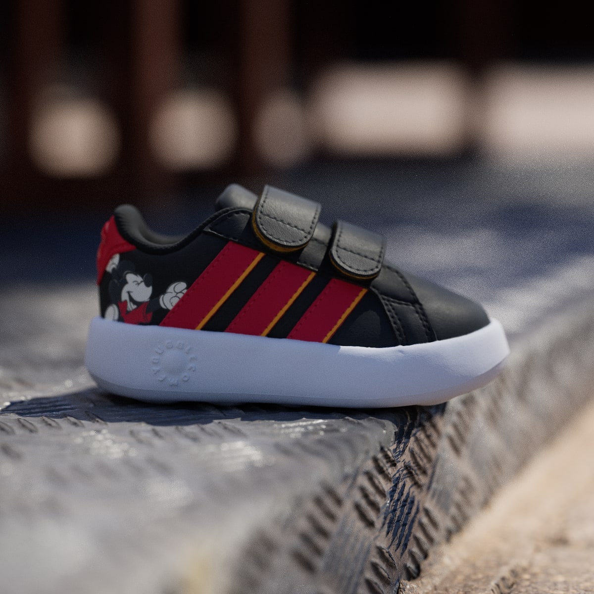 Tenis casuales para niños color negro y amarillo - vista 2