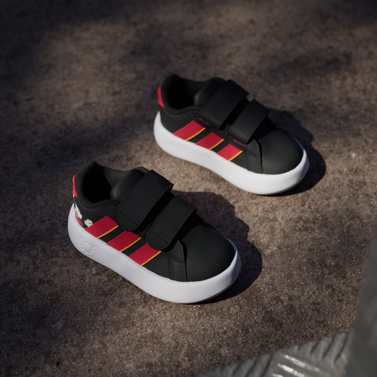 Tenis casuales para niños color negro y amarillo - vista 4