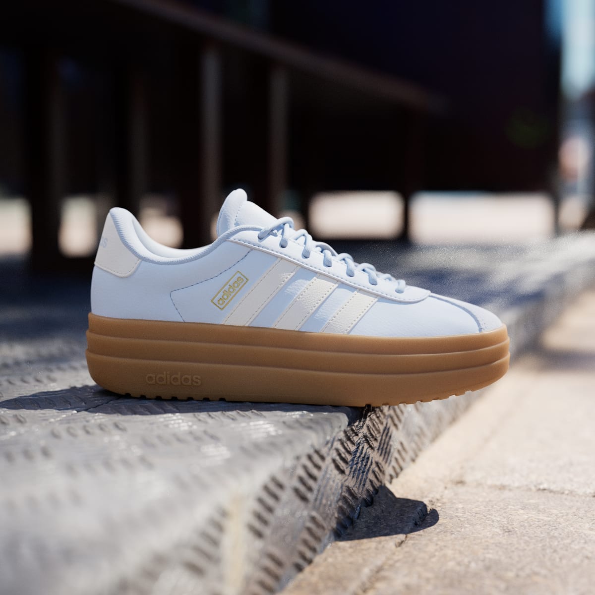 Tenis casuales para mujer color blanco y dorado - vista 2