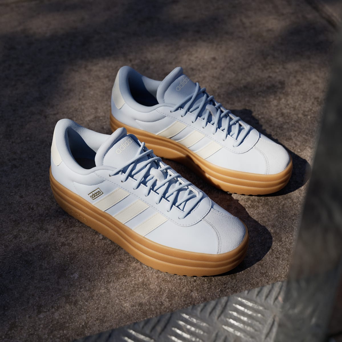 Tenis casuales para mujer color blanco y dorado - vista 4