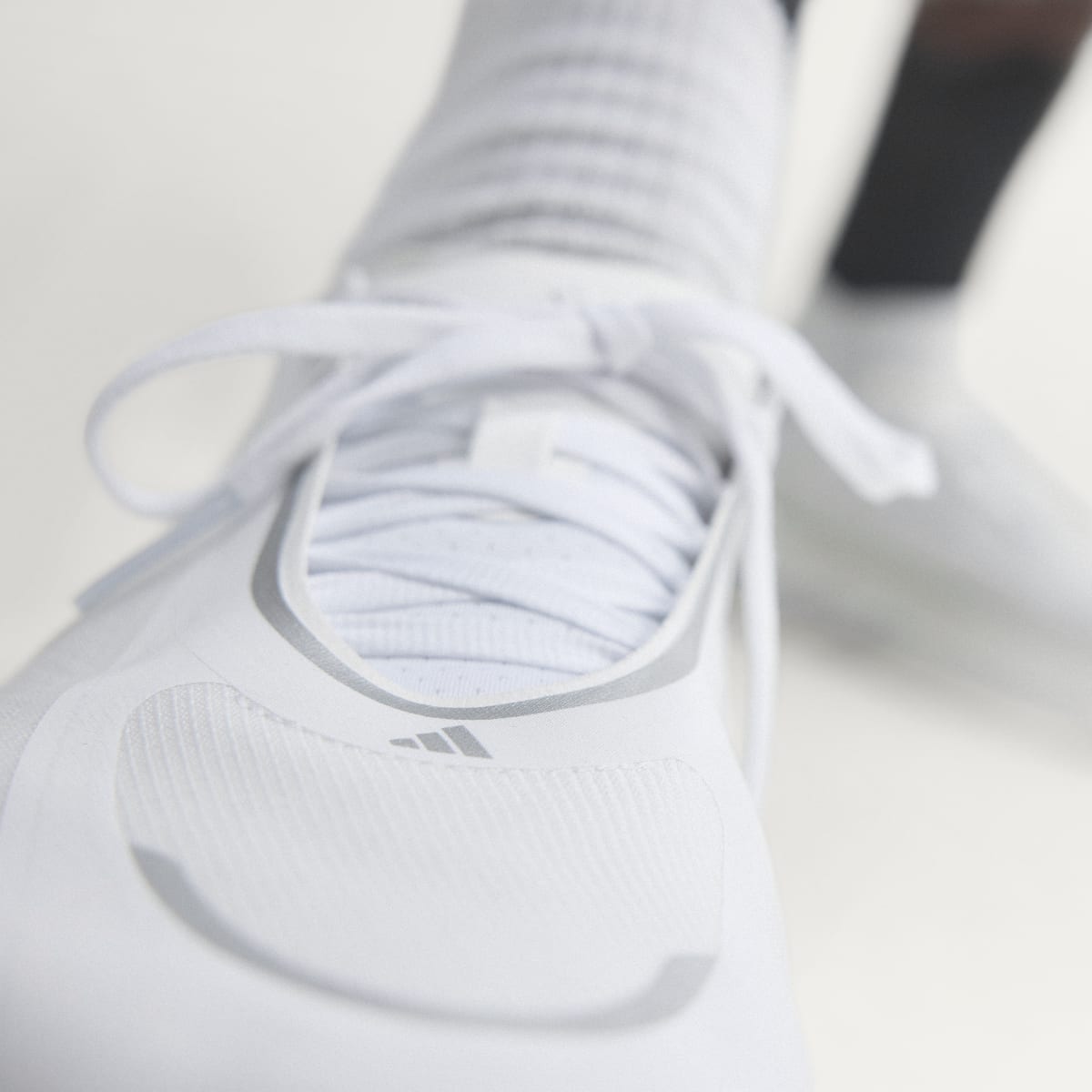 Tenis de running para hombre color blanco y plateado - vista 5