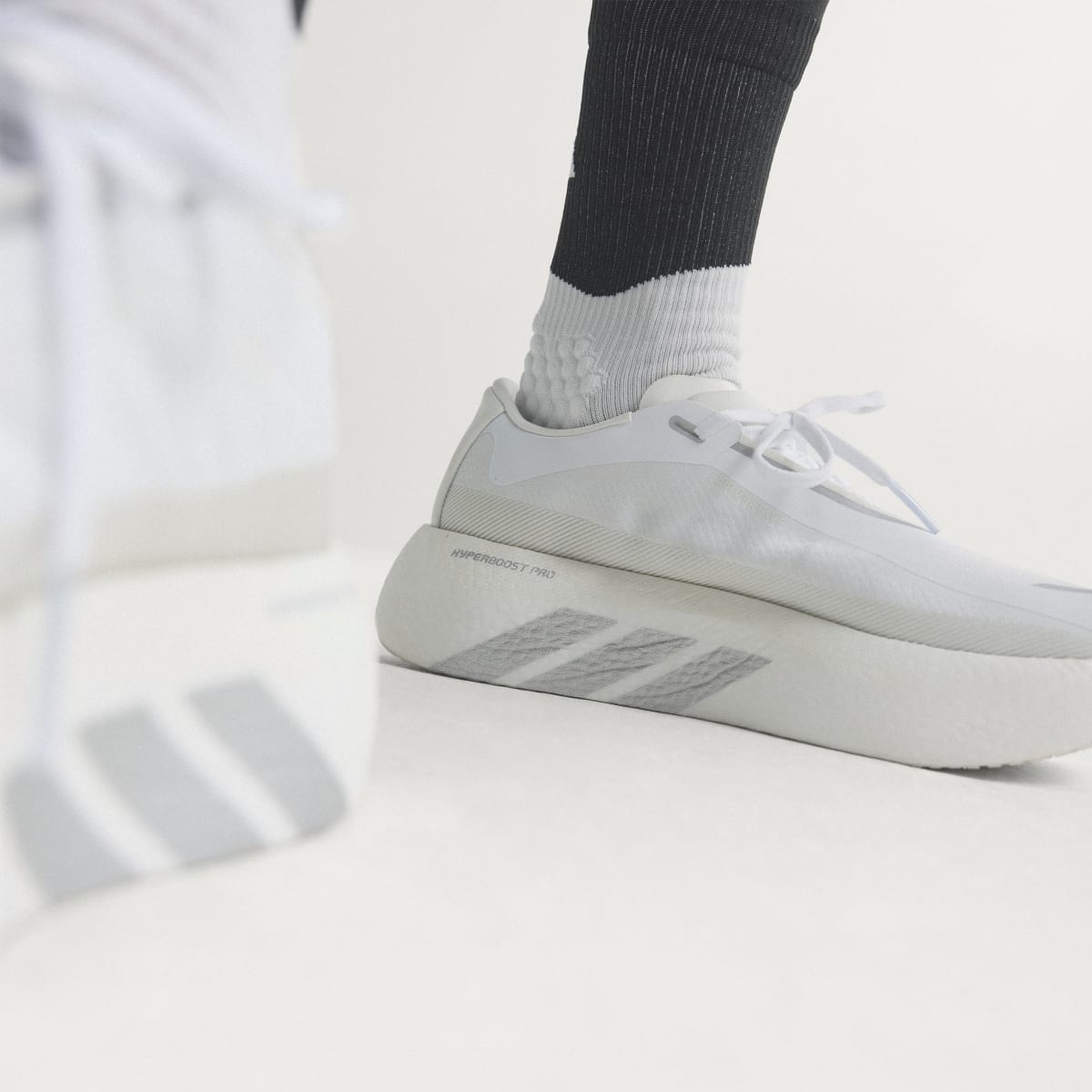 Tenis de running para hombre color blanco y plateado - vista 8