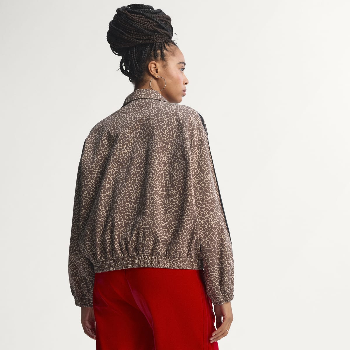 Chaqueta deportiva para mujer color tono neutro - vista 2