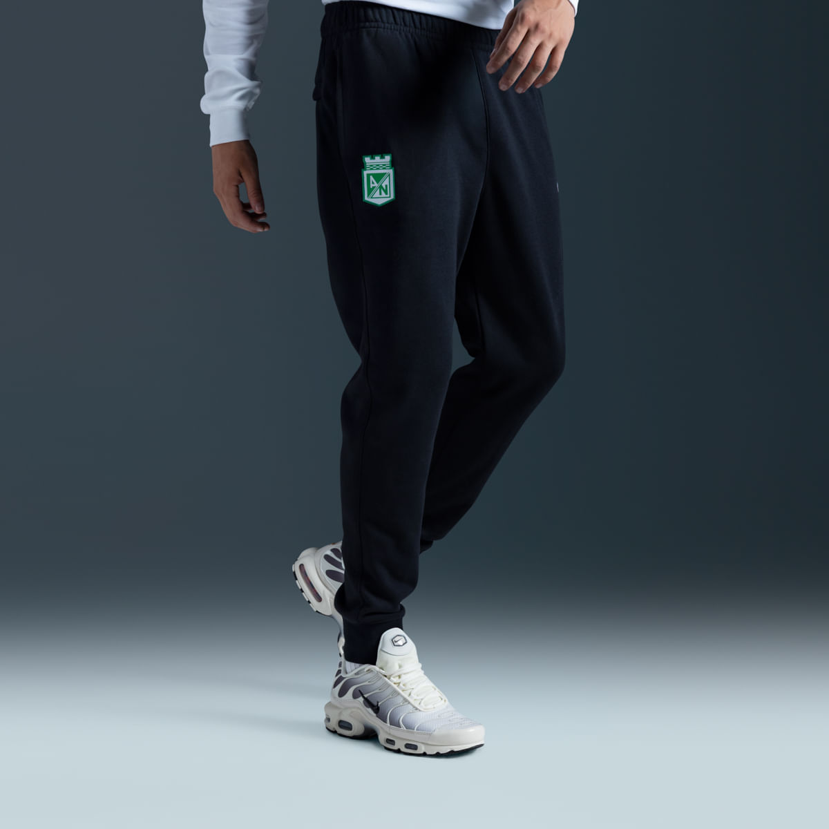 Pantalones y Joggers casual para hombre en negro · HV3907-010 - vista 1
