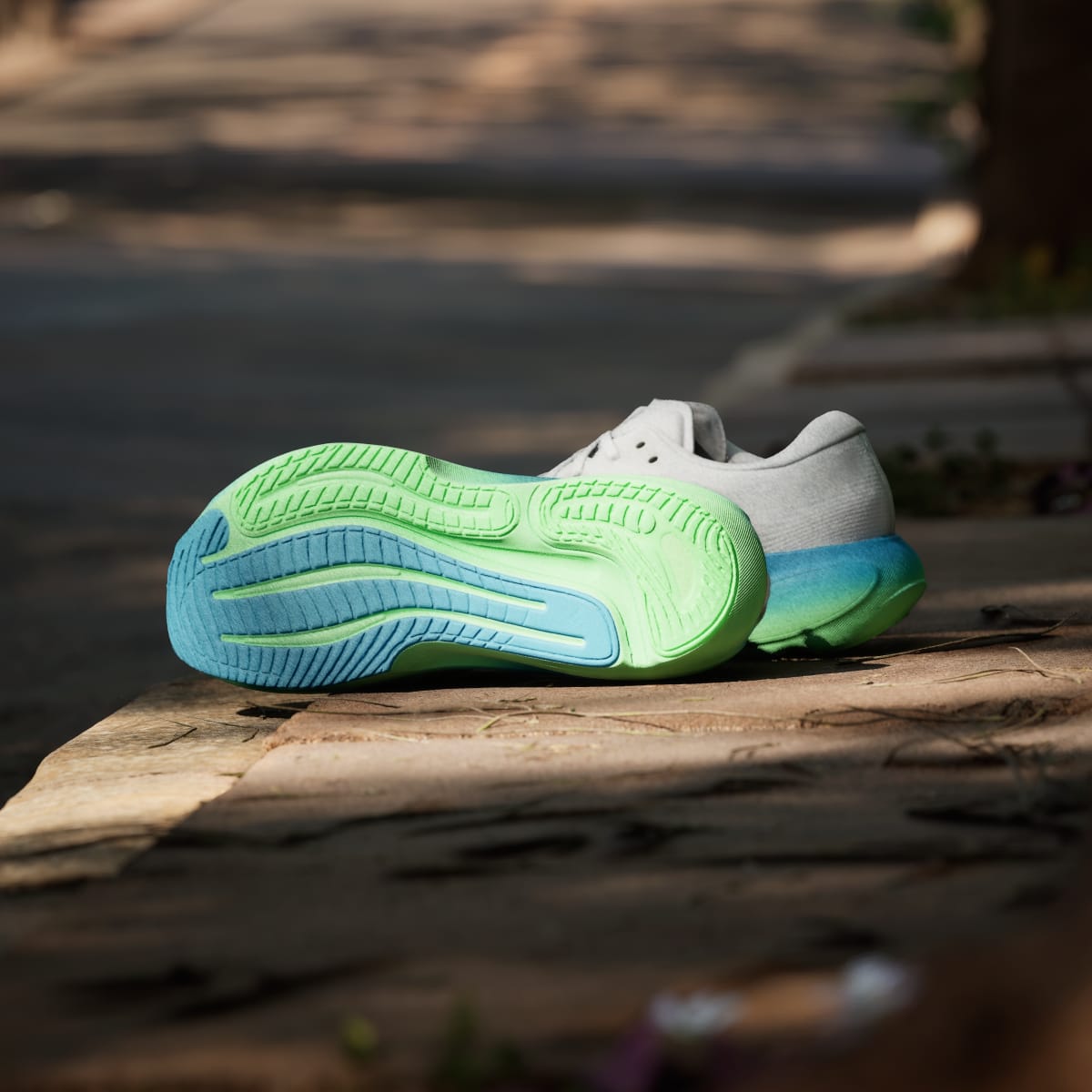 Tenis de running para hombre color blanco y plateado - vista 3