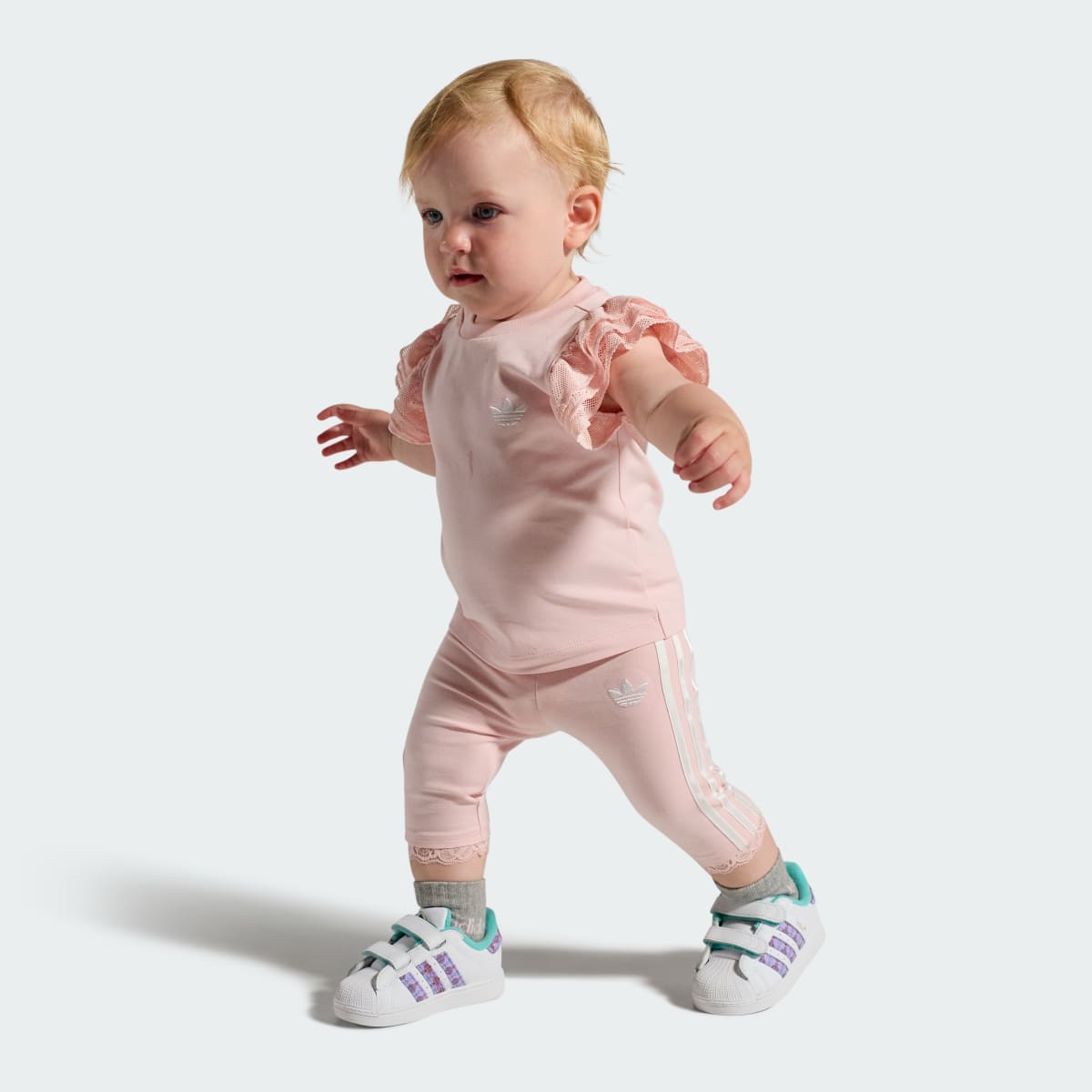 Tenis casuales para niños color blanco y dorado - vista 3