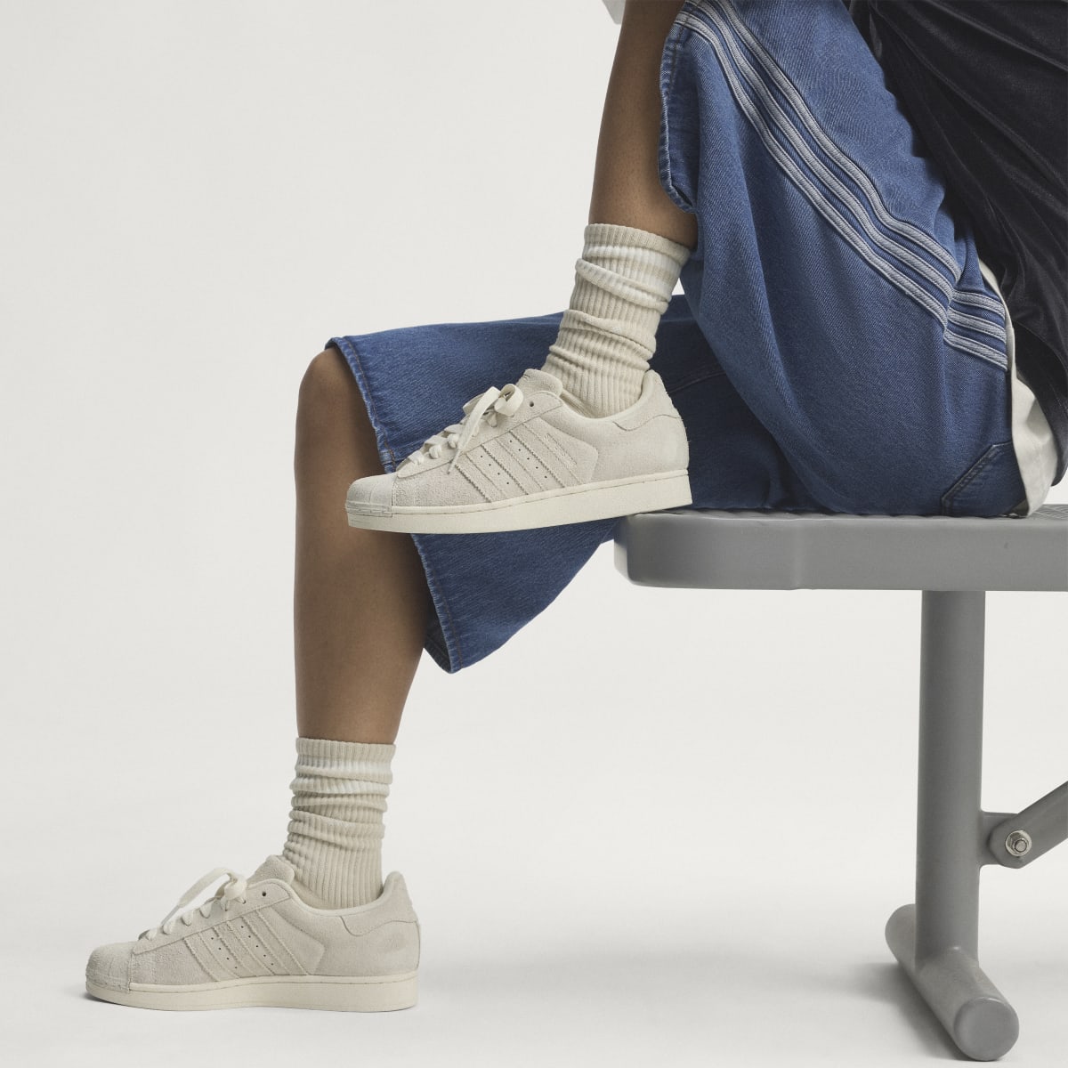 Tenis casuales para mujer color blanco y gris - vista 2
