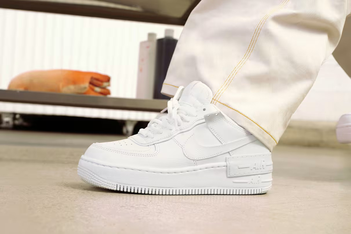 tenis blanco con swoosh blanco nike.