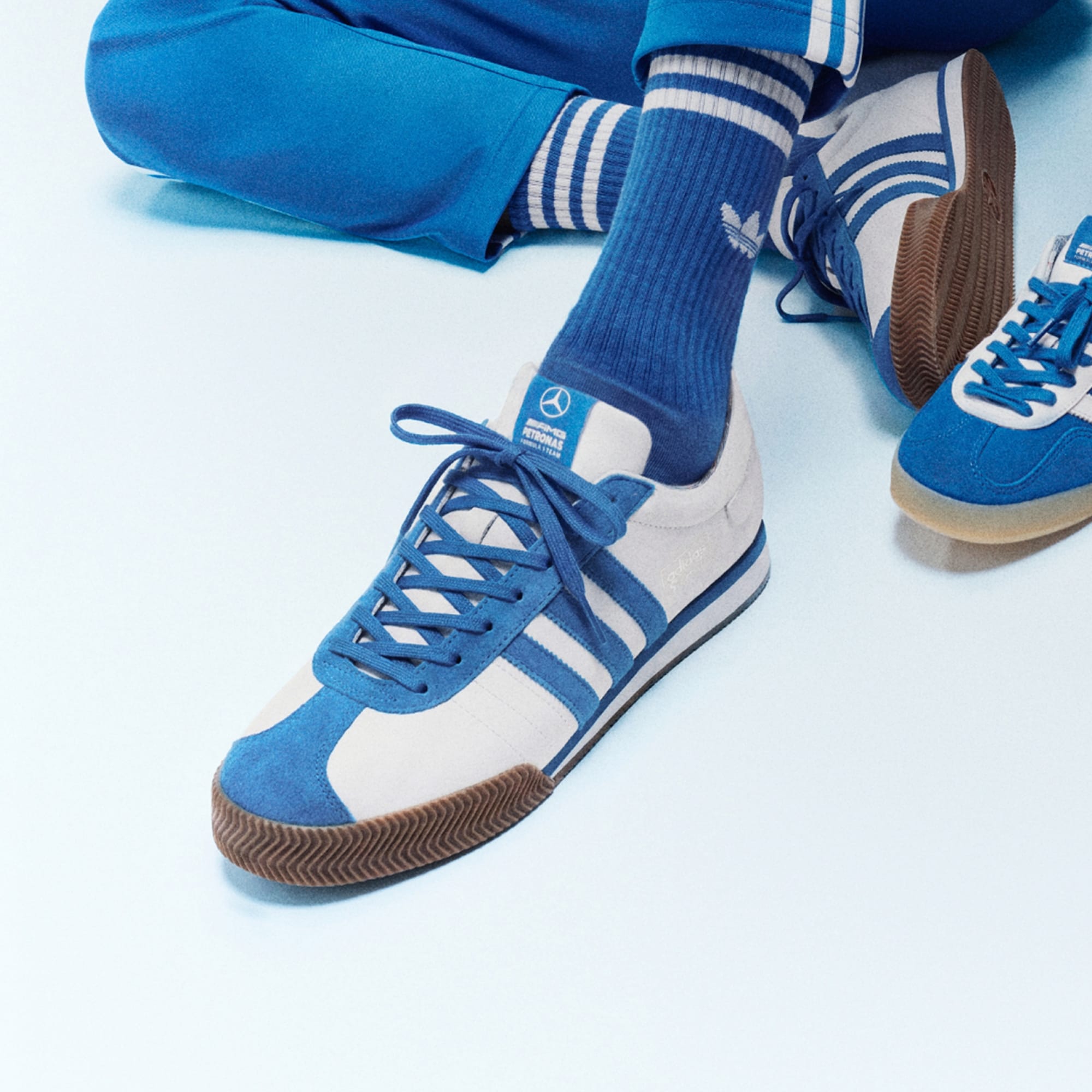 메르세데스 - AMG F1 팀 삼바 62 SUPER - Cloud White / Blue Bird / Gum