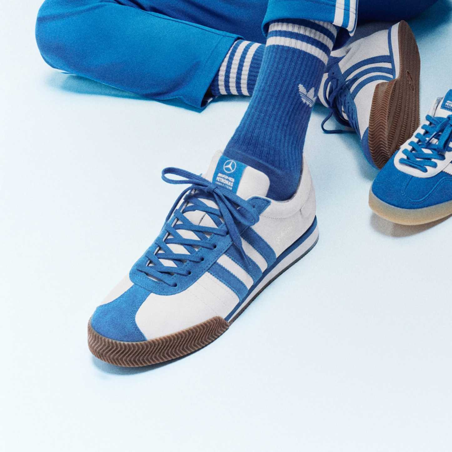 메르세데스 - AMG F1 팀 삼바 62 SUPER - Cloud White / Blue Bird / Gum
