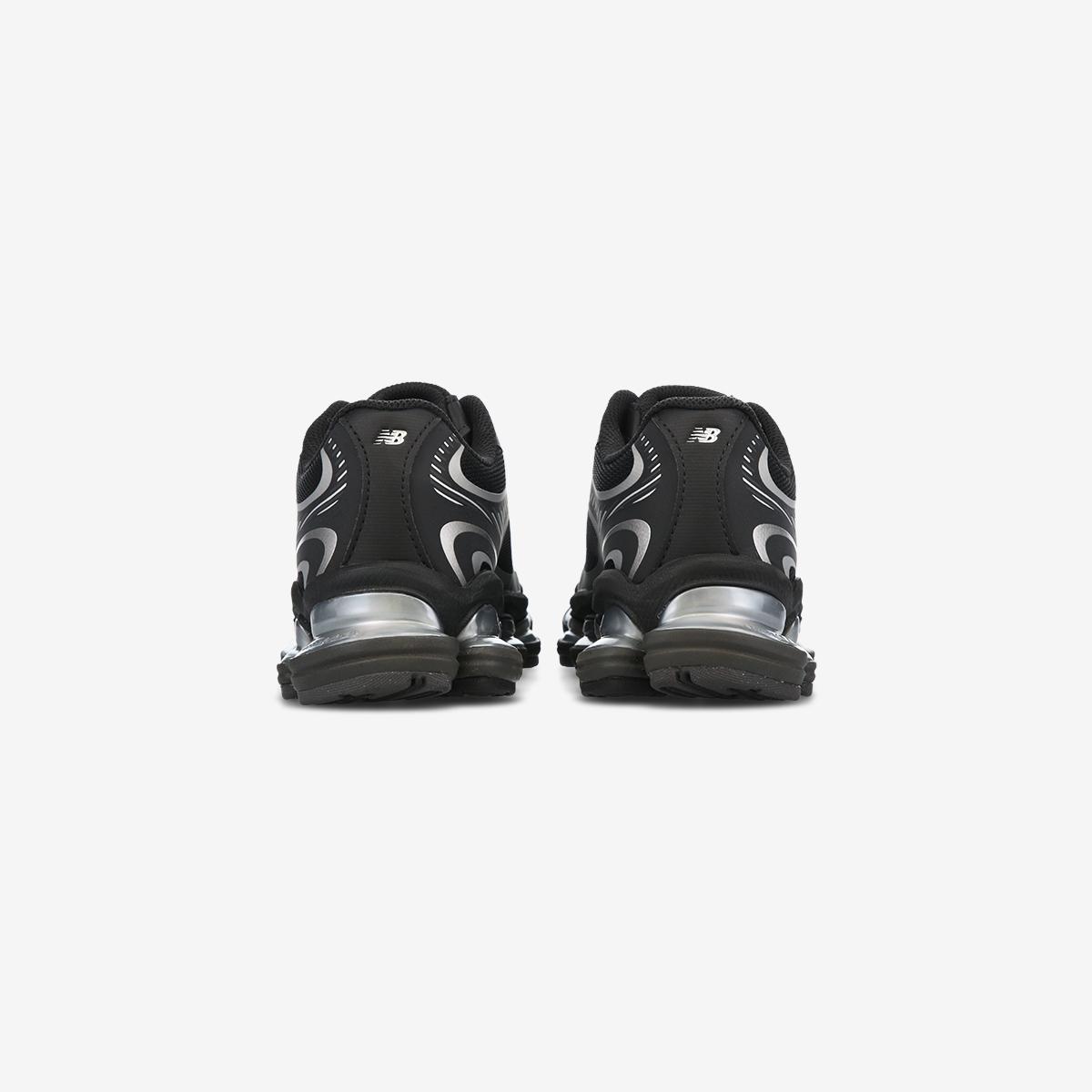 U20007TW - Black