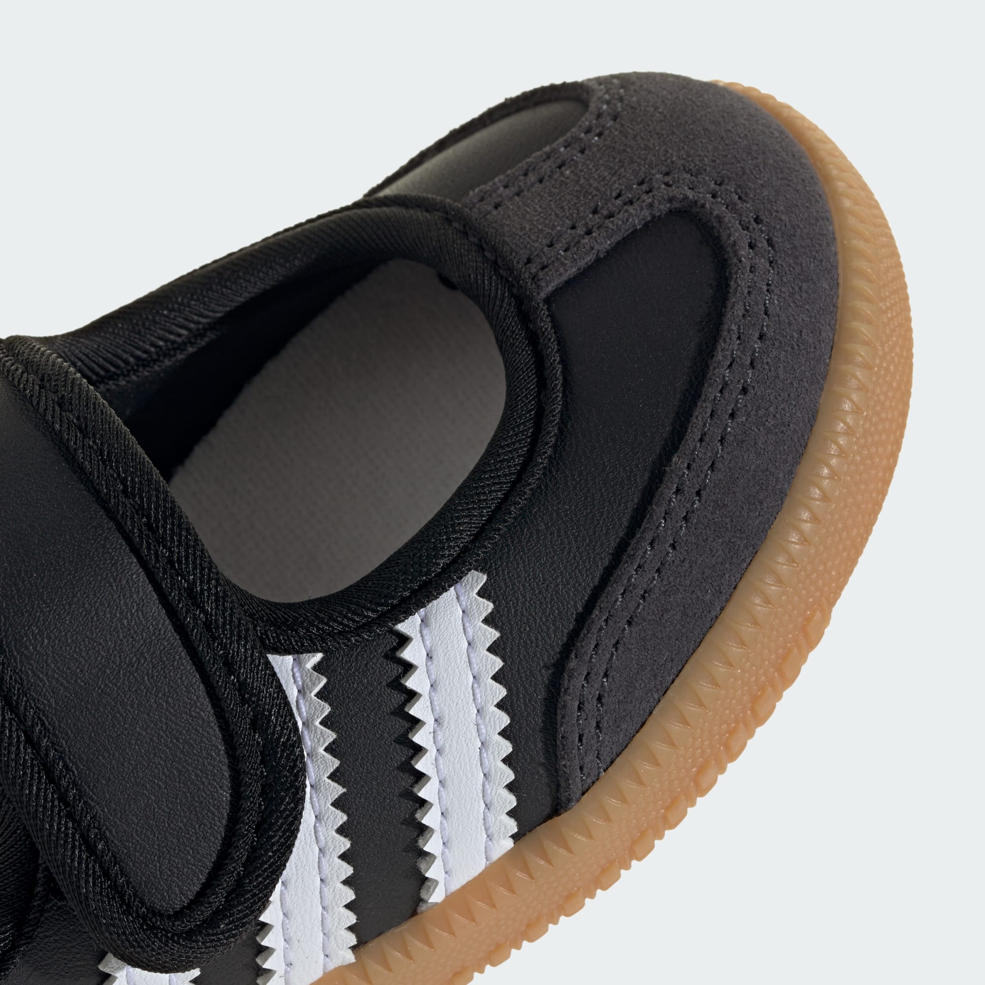 삼바 제인 - Core Black / Cloud White / Gum
