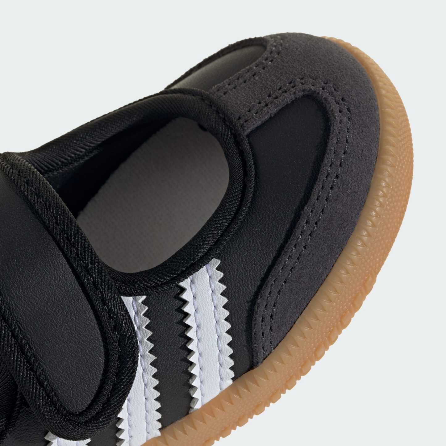 삼바 제인 - Core Black / Cloud White / Gum