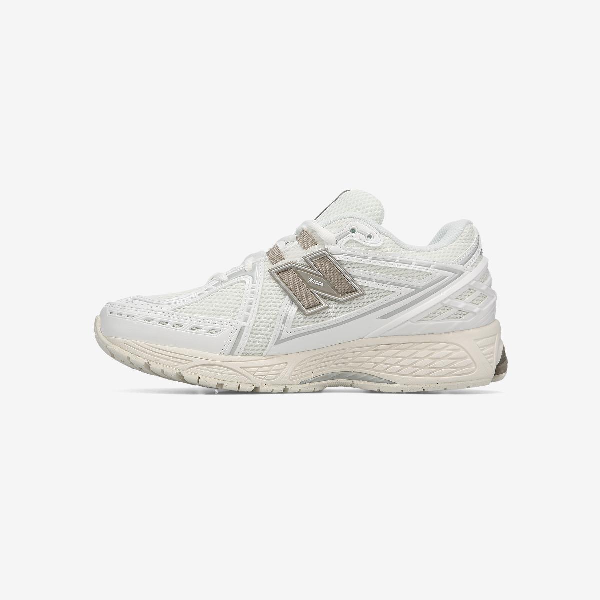 U1906980 - White