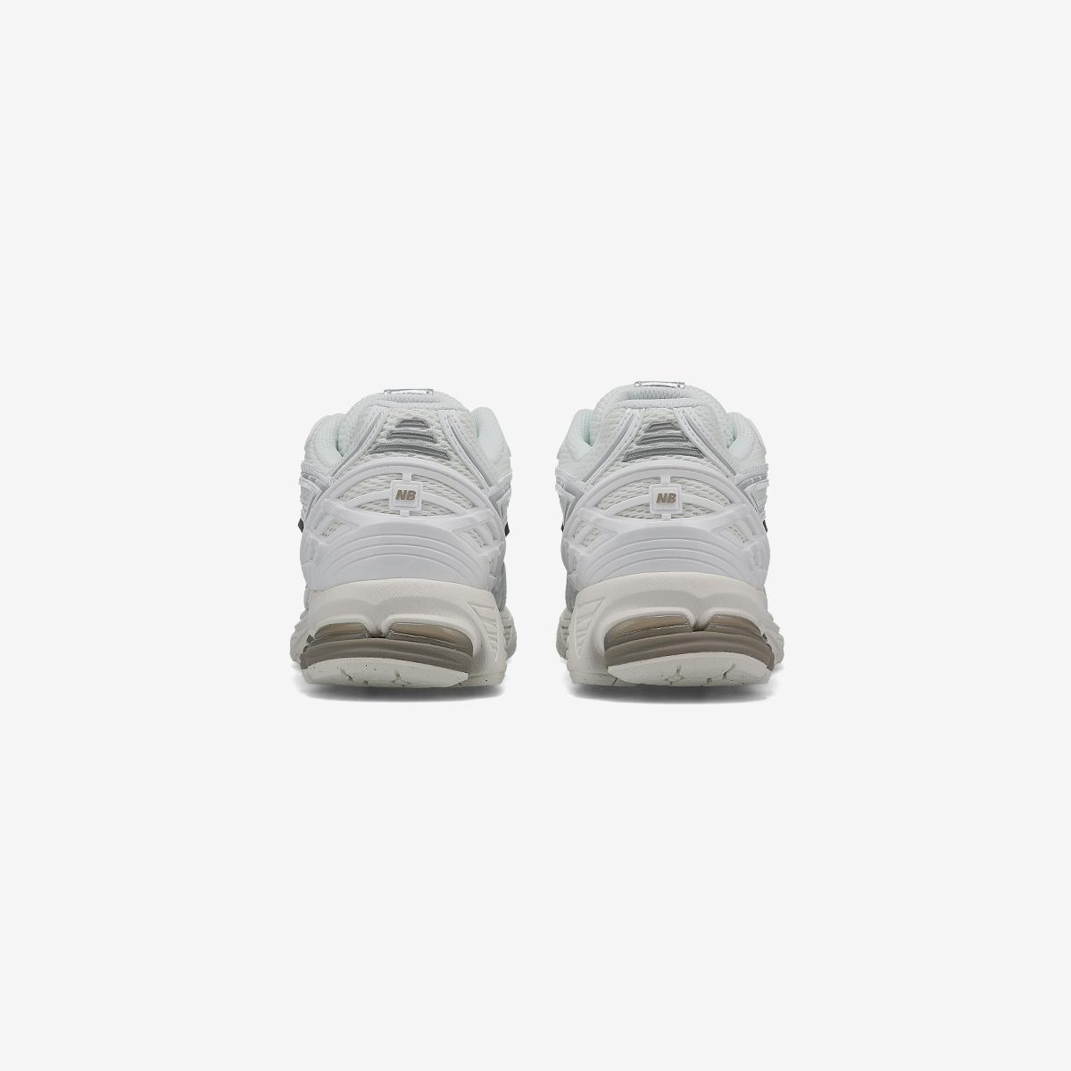 U1906980 - White