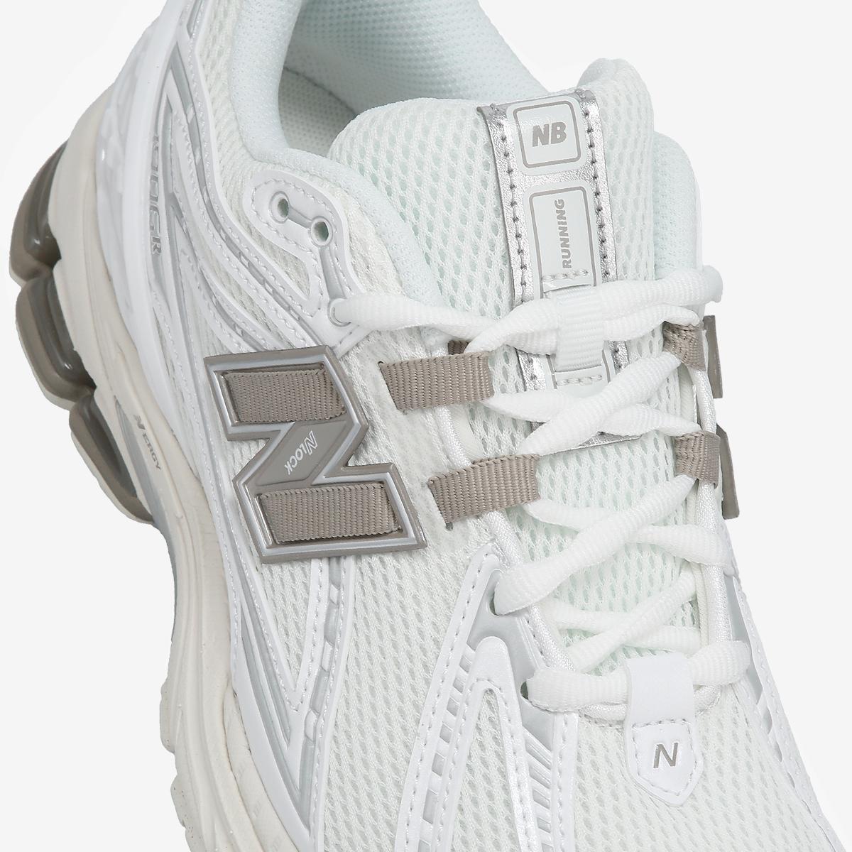 U1906980 - White