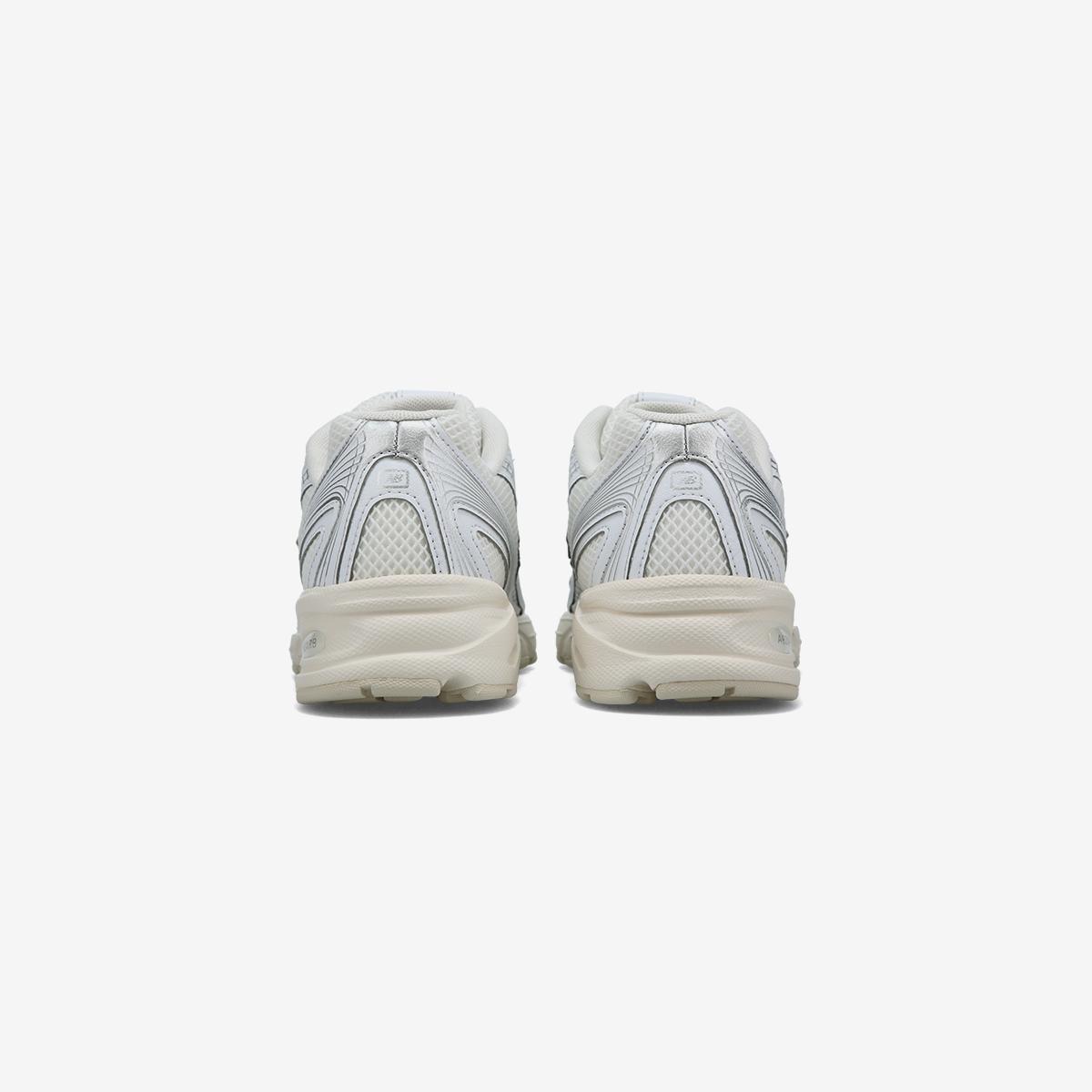 U7401P5 - White