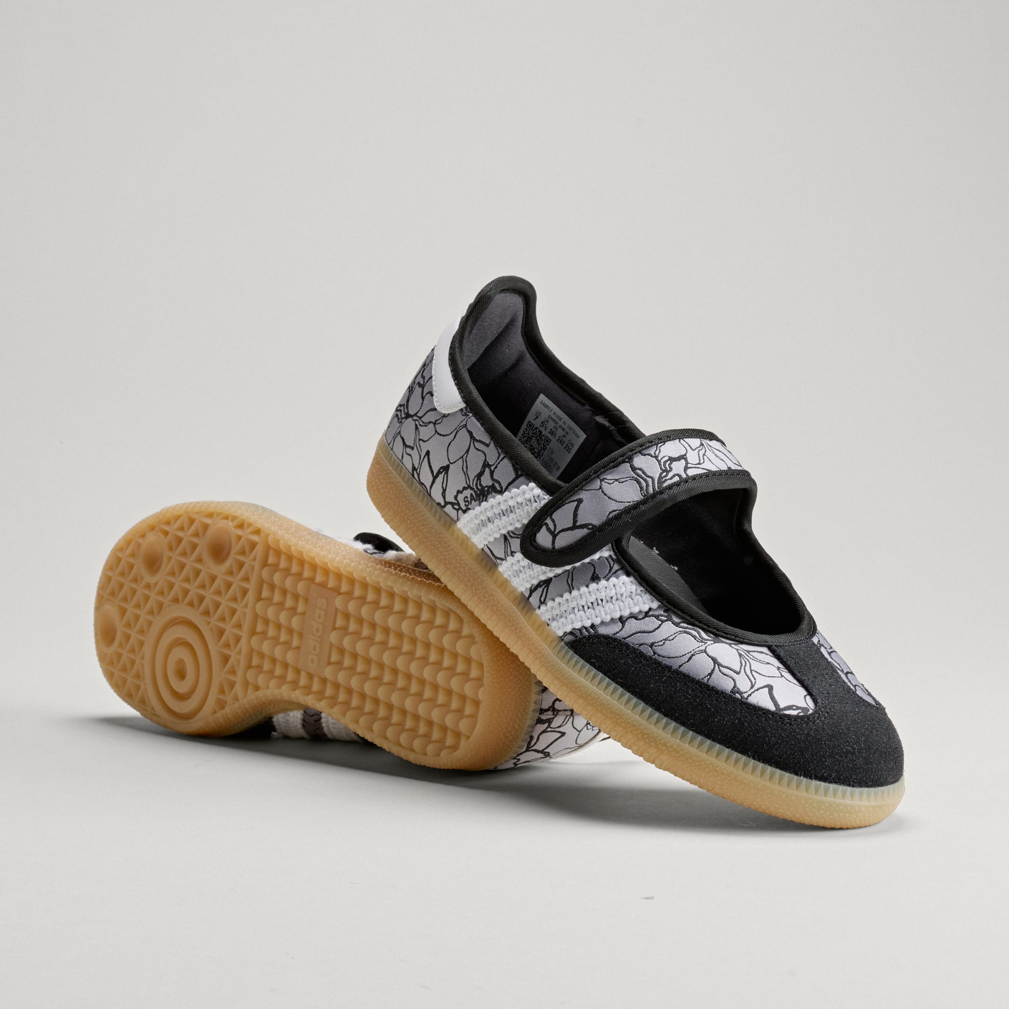 삼바 제인 - Core Black / Cloud White / Gum