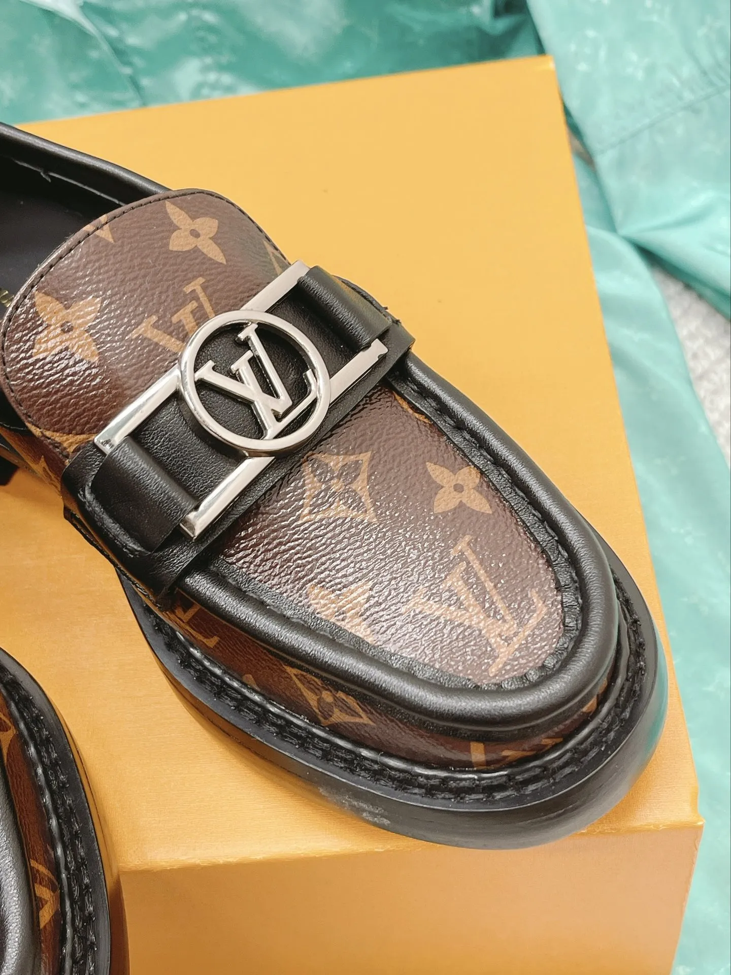 L Women's Academy Loafer SiLer Toned Hardware Brown For Women L