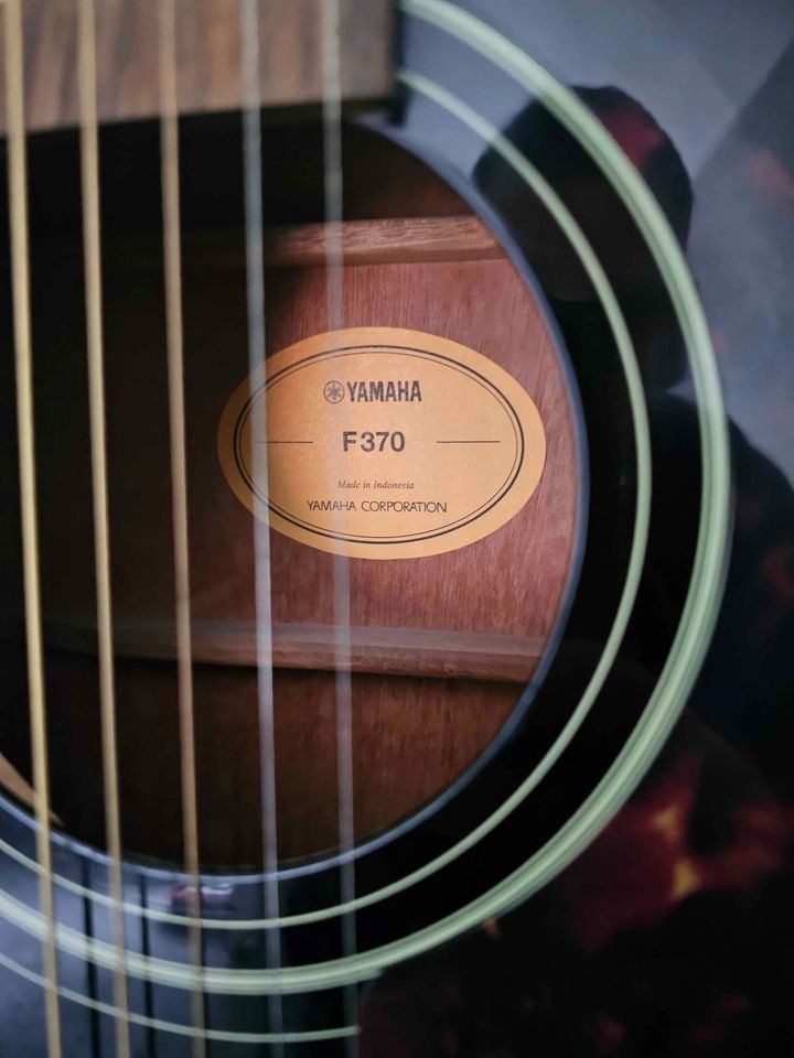 Yamaha F370 guitar