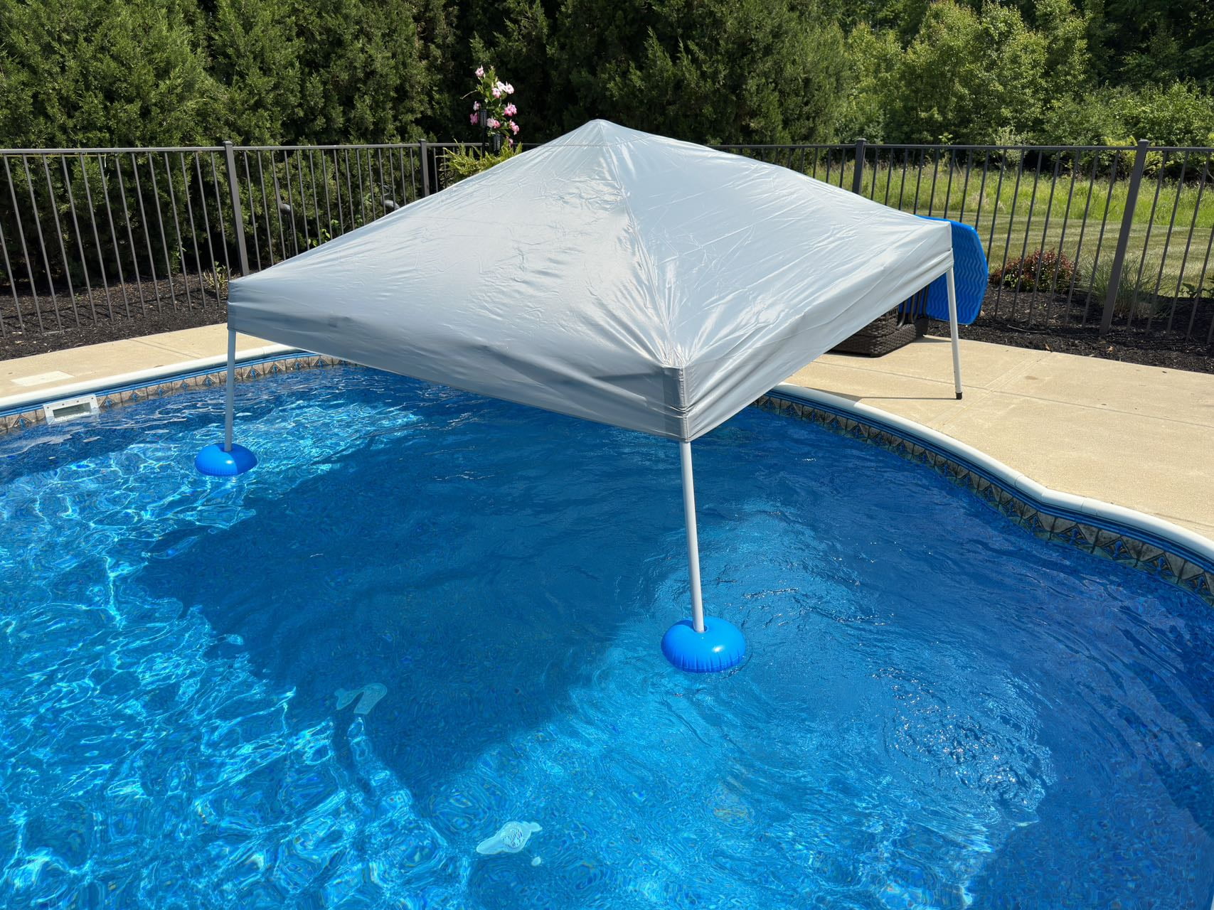 Sunjoy Floating Pool Canopy 10&rsquo; &times; 10&rsquo; Pop Up Gazebo Grey Fabric Canopy, Steel and Aluminum Frame Floating Tent with PVC Floats