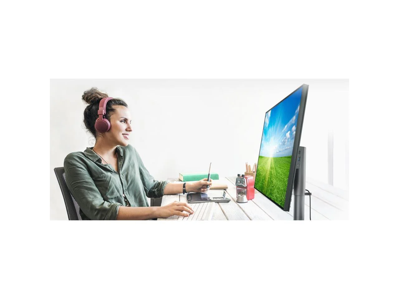 BenQ 32" (31.5" Viewable) 60 Hz IPS UHD Monitor 5 ms 3840 x 2160 (4K) HDMI, DisplayPort, Thunderbolt 3, USB, Headphone PD3220U