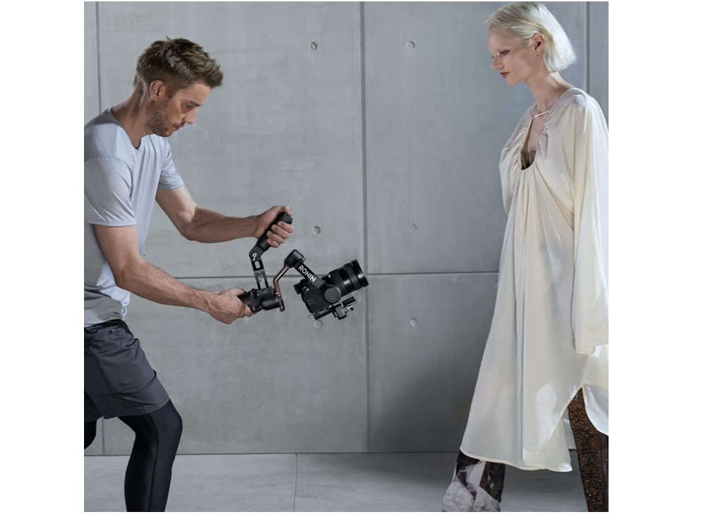 DJI RS 3, 3-Axis Gimbal for DSLR and Mirrorless Camera Canon/Sony/Panasonic/Nikon/Fujifilm, 3 kg (6.6 lbs) Payload, Automated Axis Locks