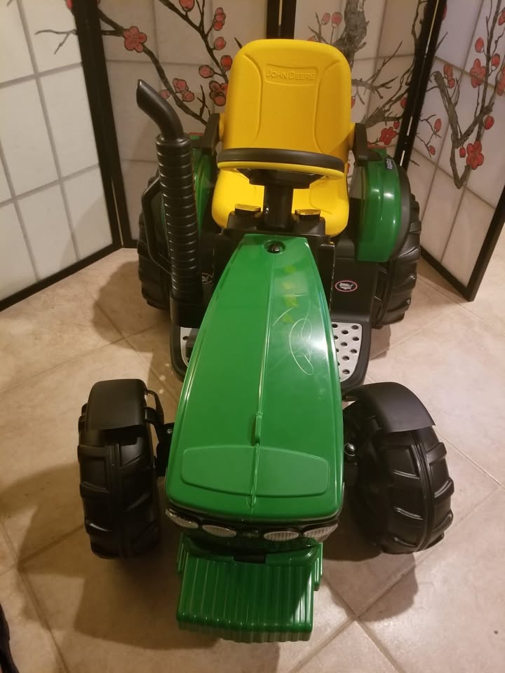 &middot; Peg Perego John Deere Ground Force Tractor with Traier