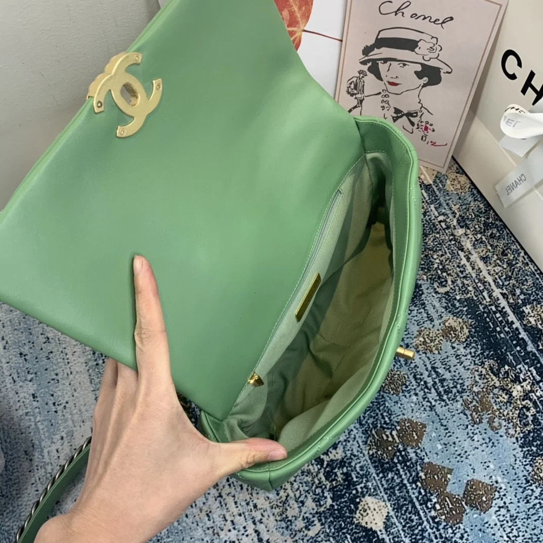 Chanel 19 Flap Bag Gold Hardware Green For Women, Women&rsquo;s Handbags, Shoulder Bags 10.2in/26cm AS1160