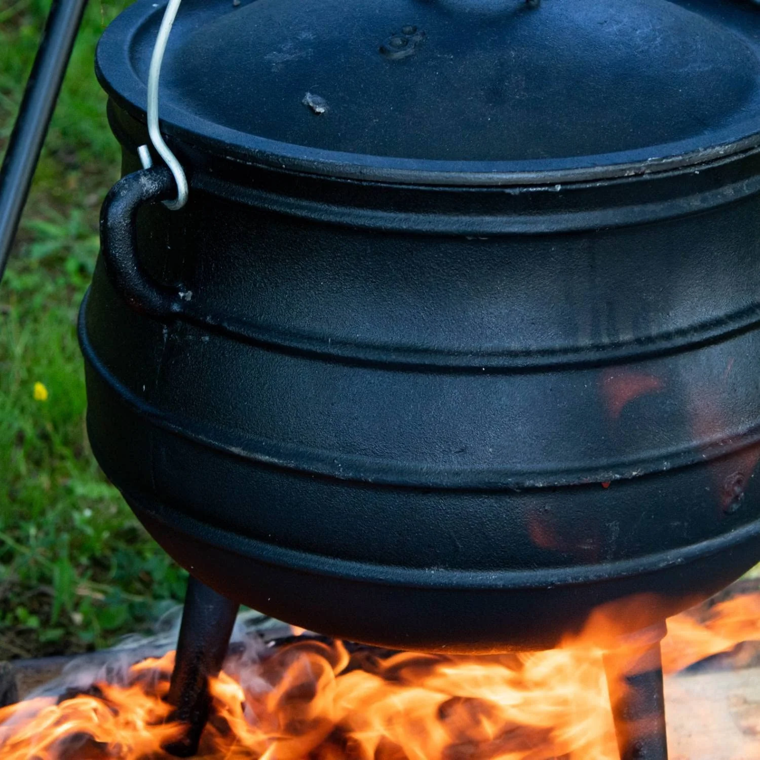 Campfire Cooking Kettle - Cast Iron je Dutch Oven With 3 Legs And Lid, 8 Inch, 3 Quart