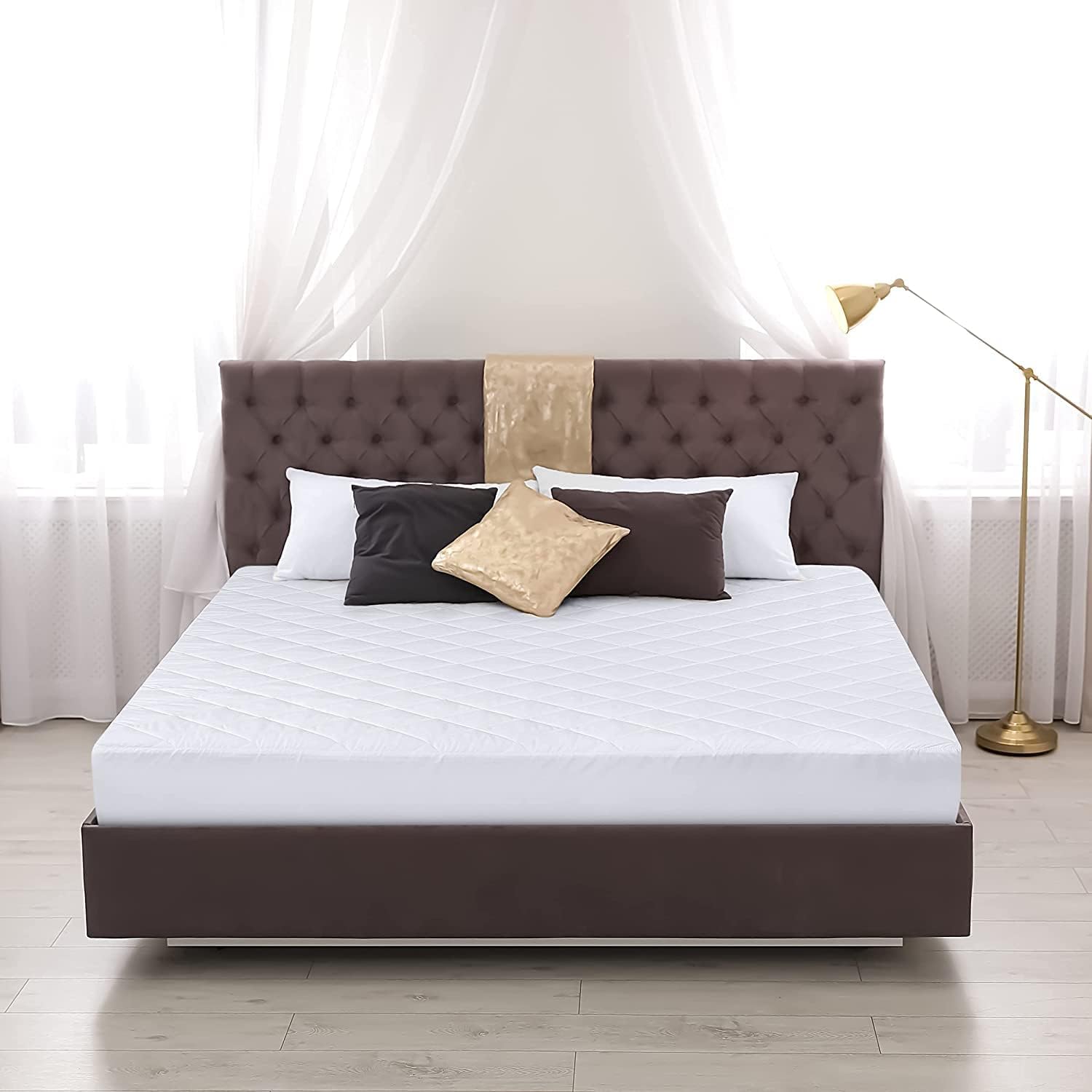 Utopia Bedding Quilted Fitted Mattress Pad (California King) - Elastic Fitted Mattress Protector - Mattress Cover Stretches up to 16 Inches Deep