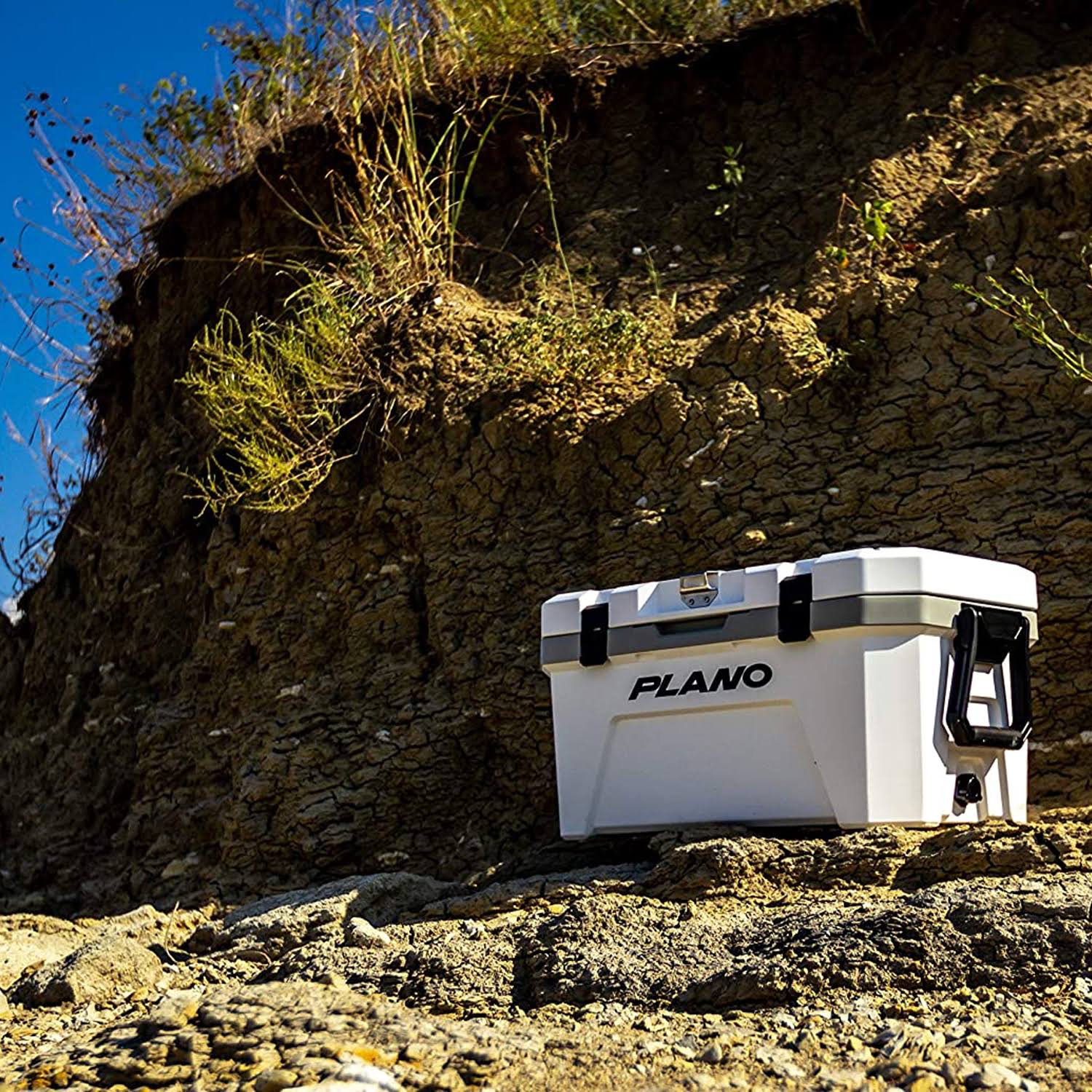 Plano Frost 32 Quart Heavy Duty Cooler w/ Built in Bottle Opener and Dry Basket