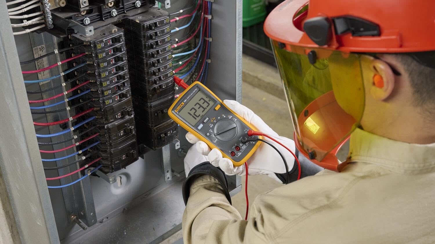 Fluke 15B+ Digital Multimeter, for Electrical Applications, Measures AC/DC Voltage and Current Measurements up to 1000V and 10A