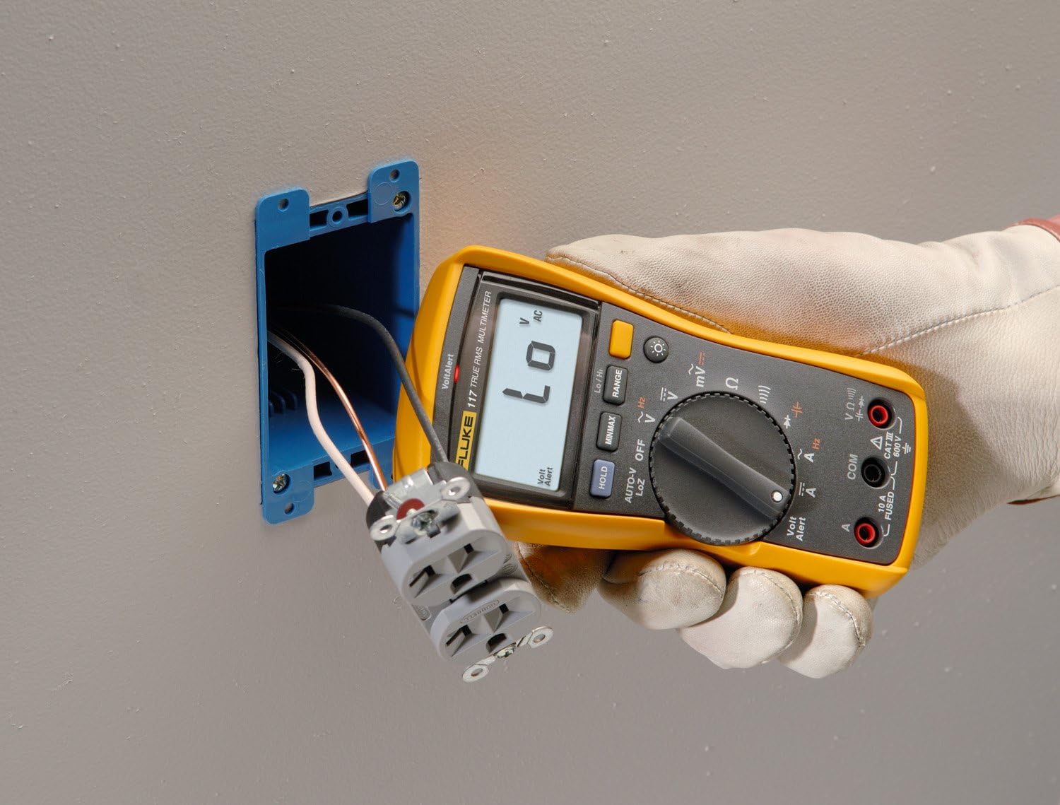 Fluke 117 Digital Multimeter, Non-Contact AC Voltage Detection, Measures Resistance/Continuity/Frequency/Capacitance/Min Max Average