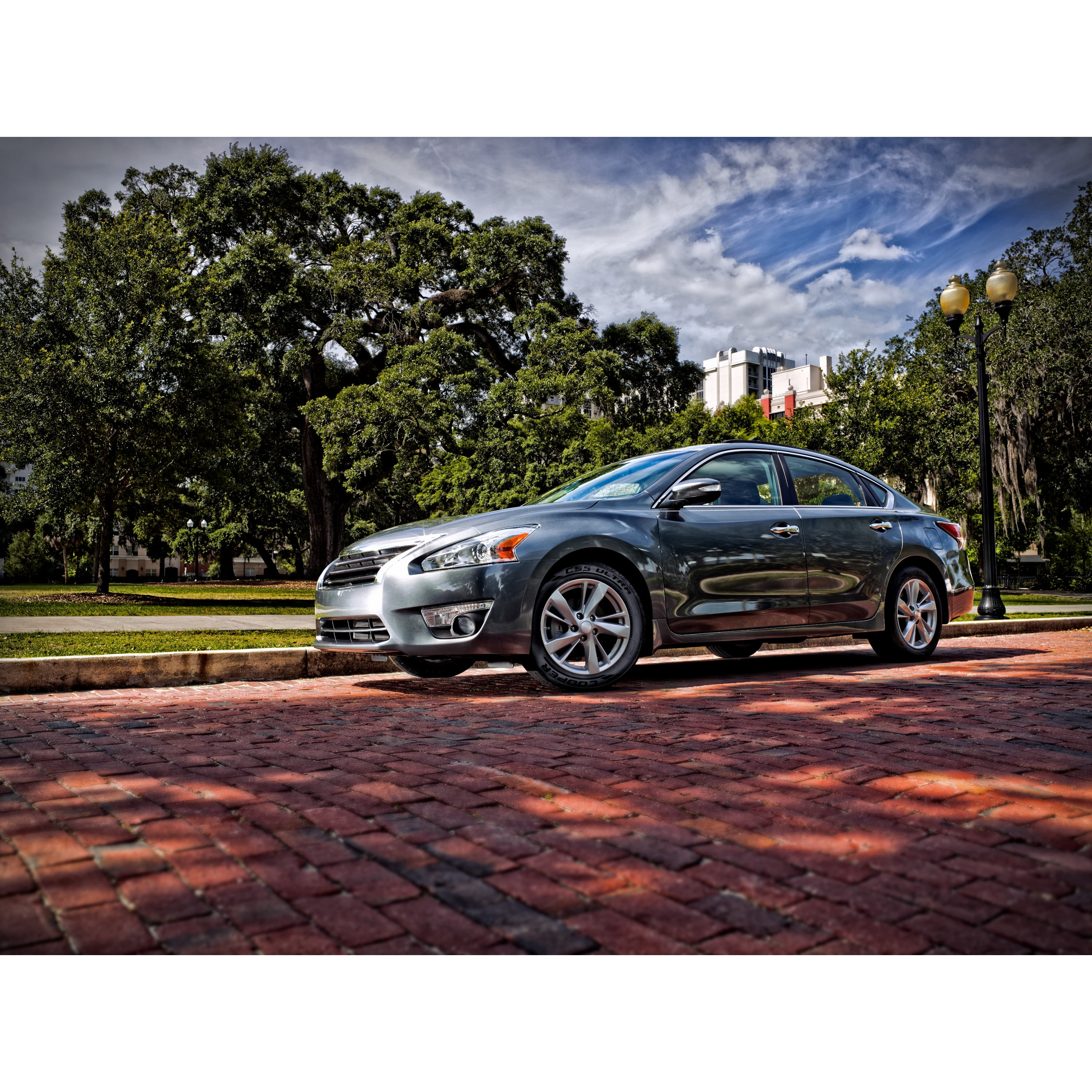 Cooper CS5 Ultra Touring All-Season 235/50R18 97W Tire