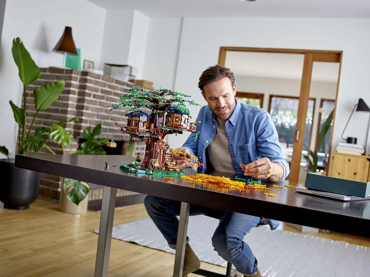LEGO Ideas Tree House 21318, Model Construction Set for 16 Plus Year Olds with 3 Cabins, Interchangeable Leaves, Minifigures and a Bird Figure