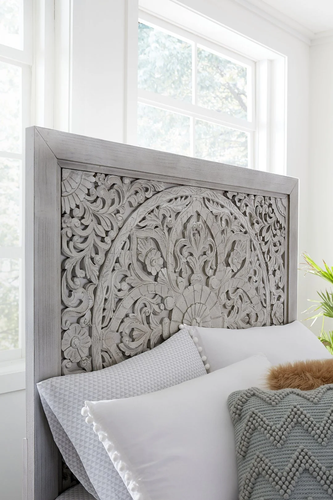 Modus Boho Chic 6 PC Queen Bedroom Set w Chest in Washed White