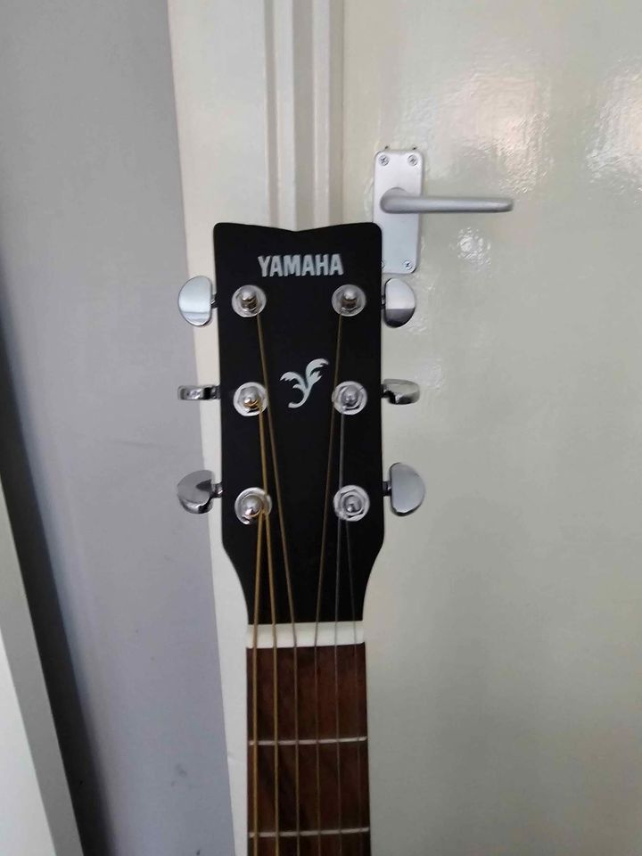 Yamaha F370 guitar