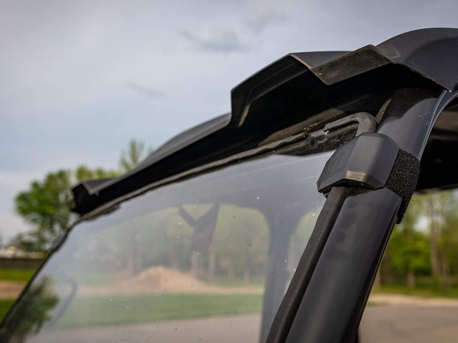 SuperATV Heavy Duty Scratch Resistant Full Windshield for 2018+ John Deere Gator XUV 835E / 835M / 865E / 865M | 1/4 Thick Polycarbonate 250 Times