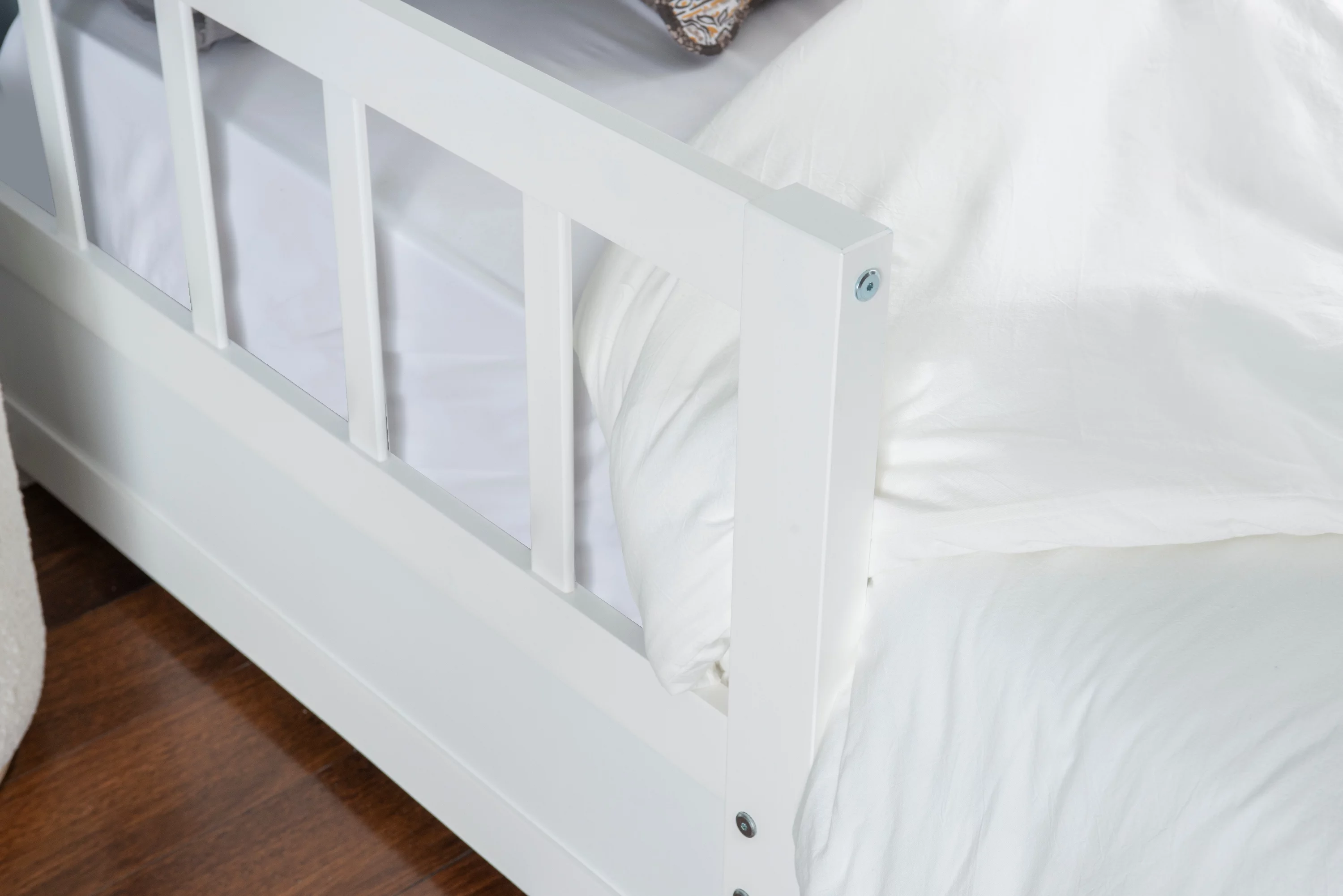 Galewood 2-Drawer Convertible Twin to King Daybed, White