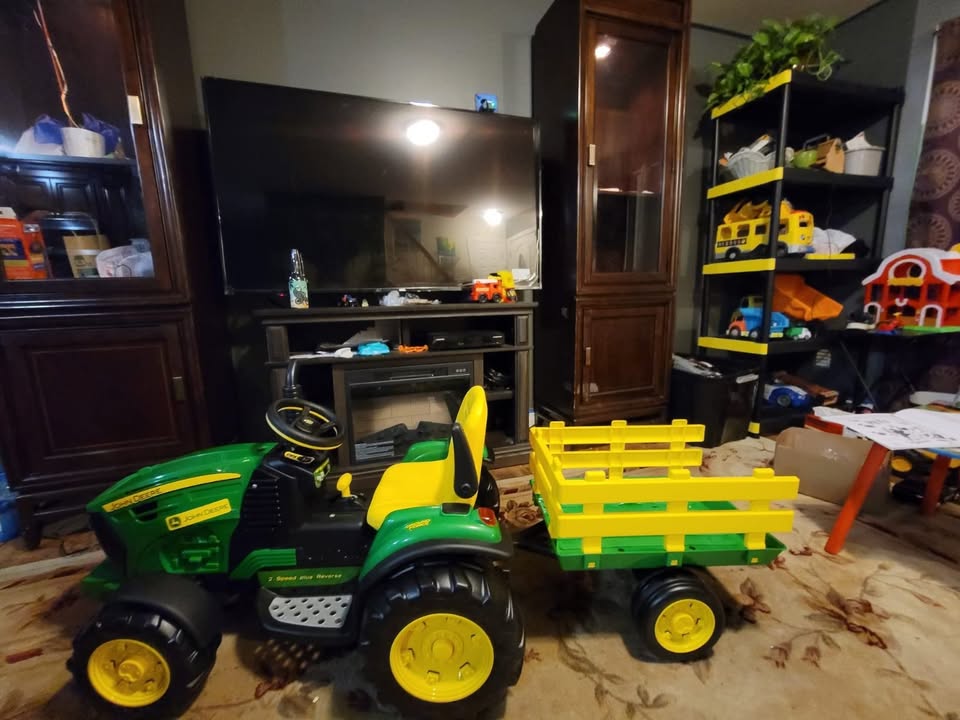 &middot; Peg Perego John Deere Ground Force Tractor with Traier