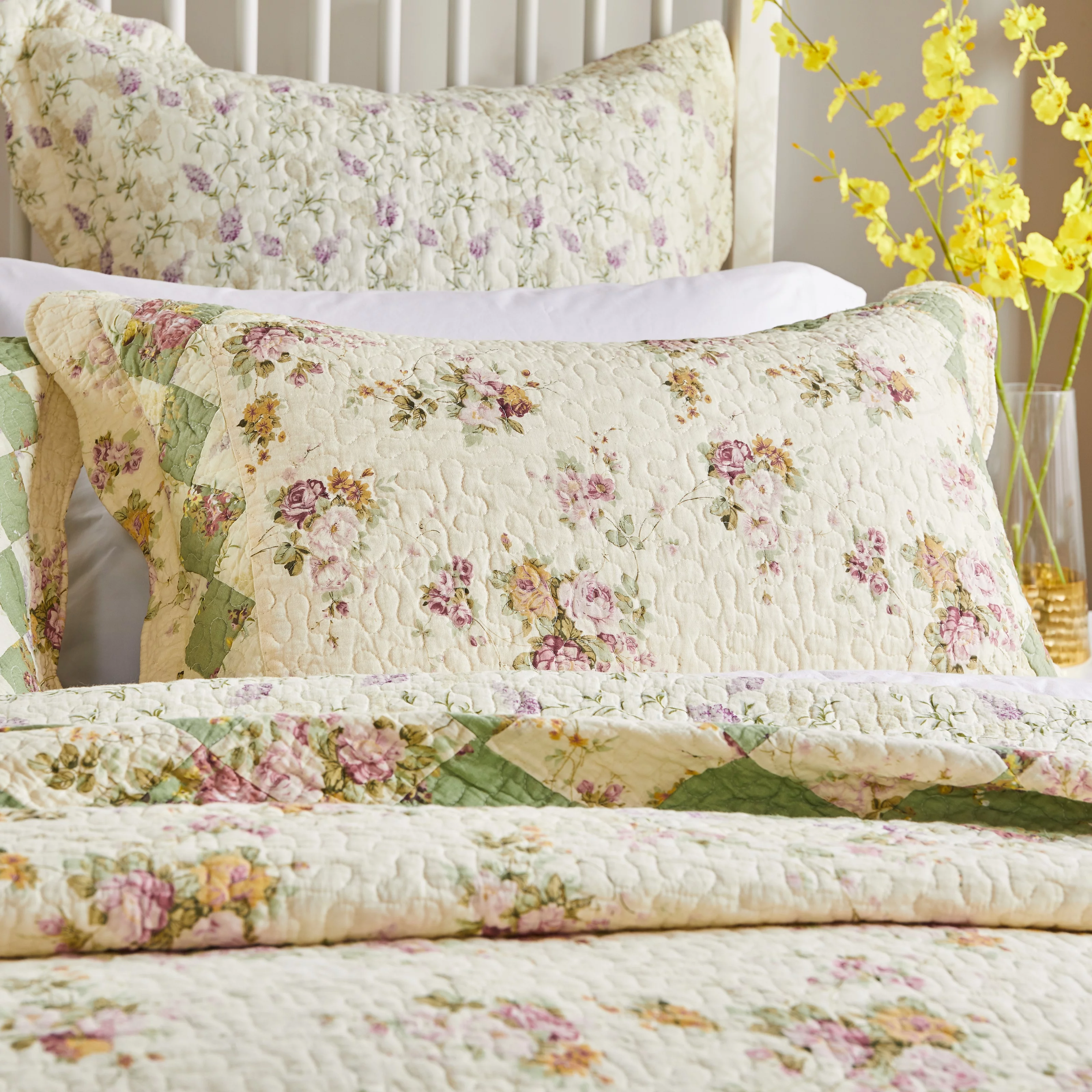 Global Trends Bloomfield Ivory 100% Cotton Patchwork Floral Reversible Oversized Quilt and Pillow Sham Set, 3-Piece Full/Queen