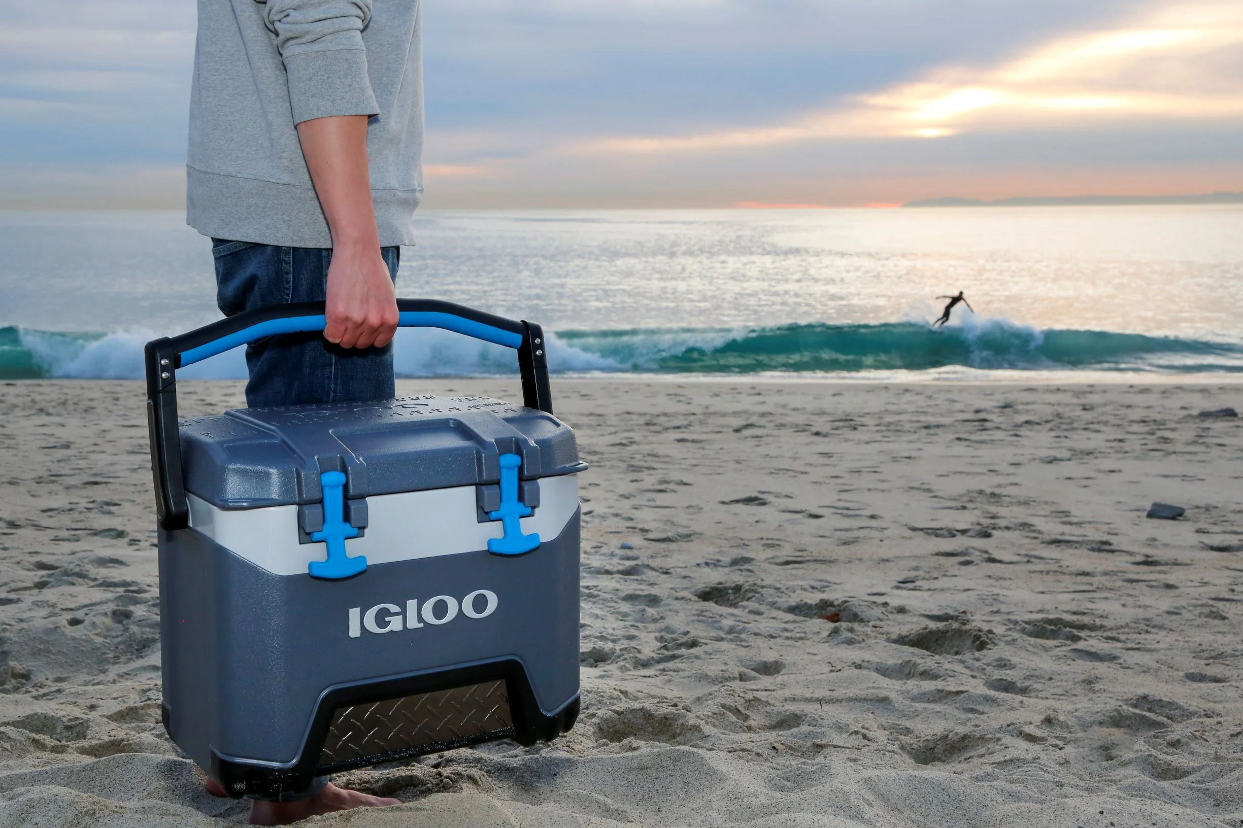 Igloo BMX Spacious 25 Quart Durable Cooler w/ Insulated Lid & Handles, Gray