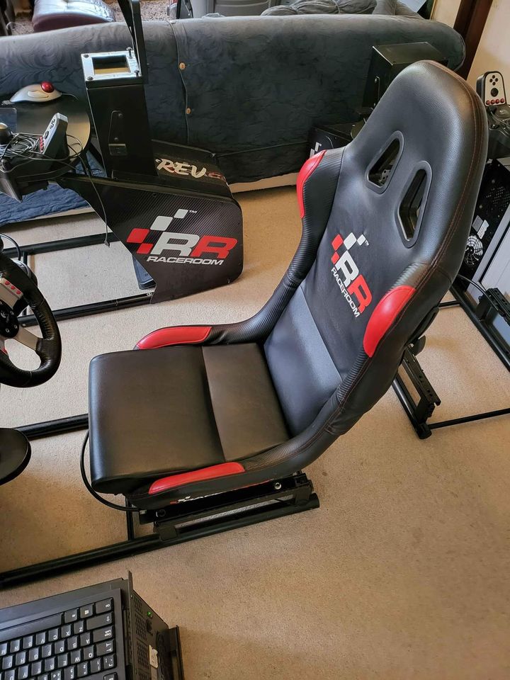 Race Room Driving Simulator + LOGITECH WHEEL + GAMING PC + MONITOR